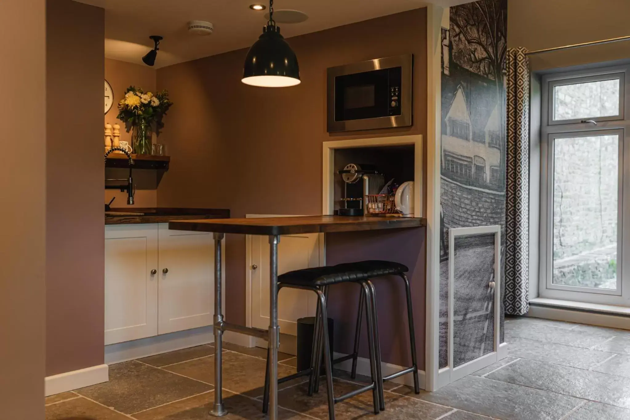 Kitchen or kitchenette, TV/Entertainment Center in The Old Hall Inn