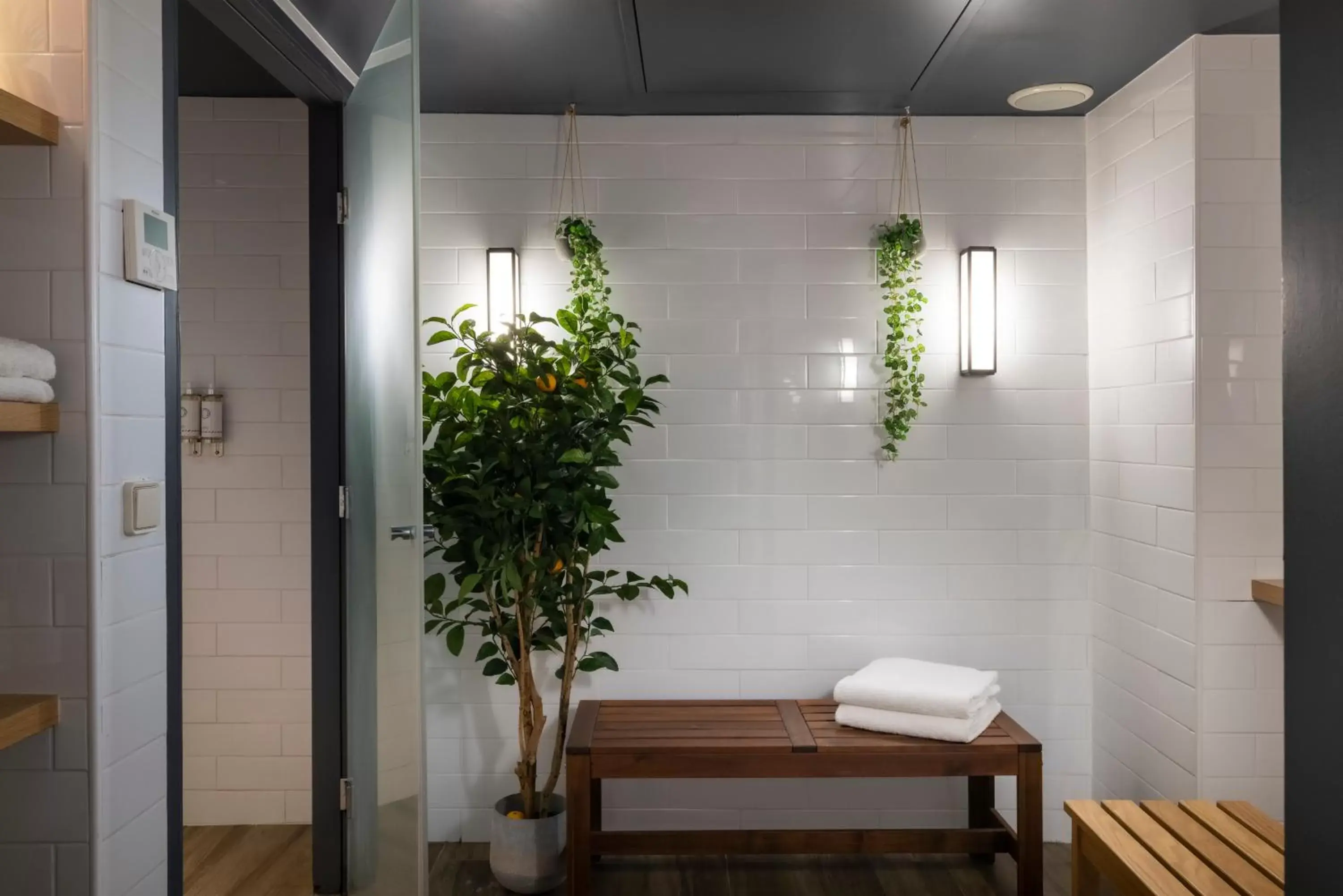 Spa and wellness centre/facilities, Bathroom in Les Matins de Paris & Spa