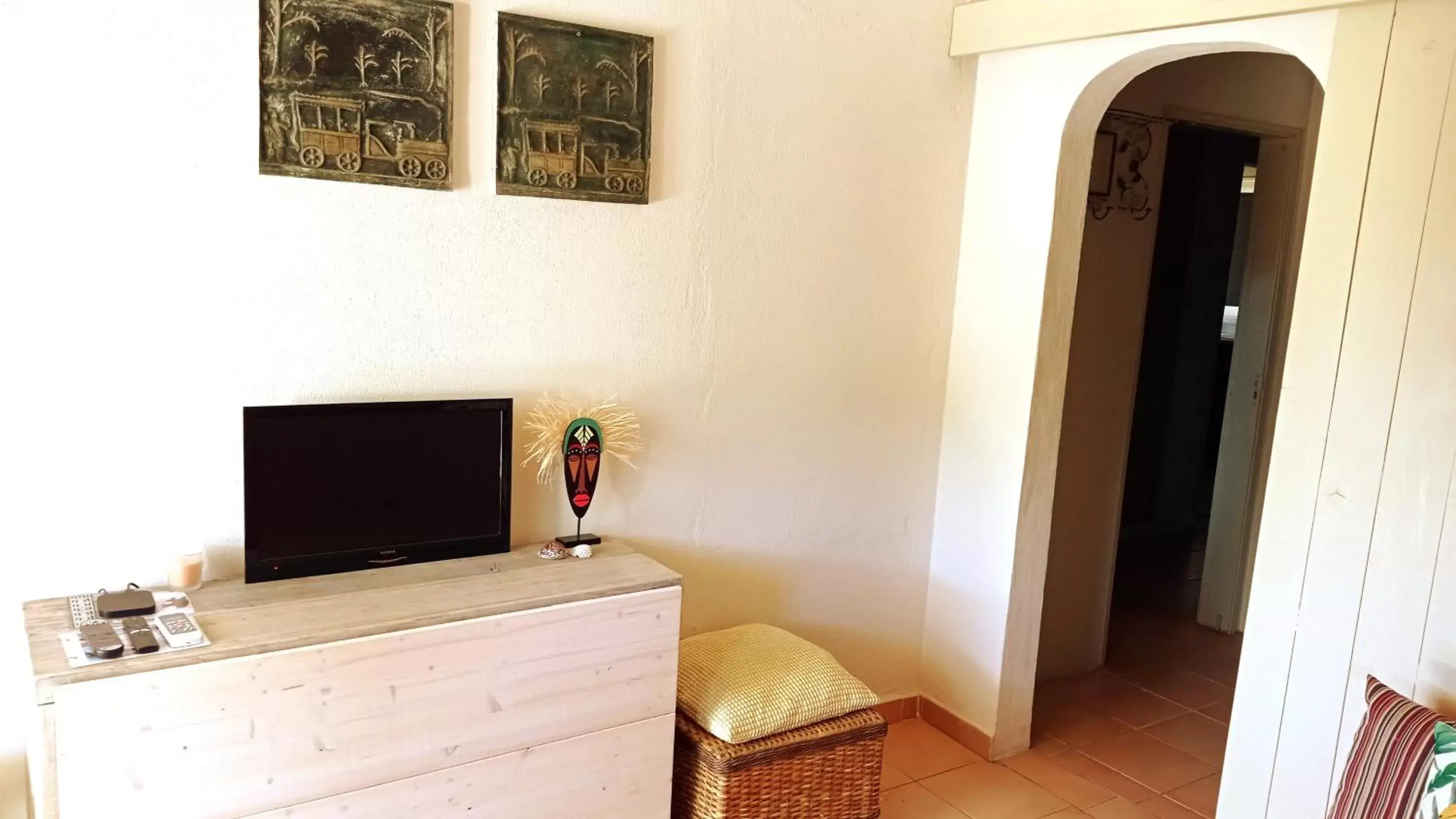 TV and multimedia, TV/Entertainment Center in Quinta Pereiro Tropic Garden, Algarve