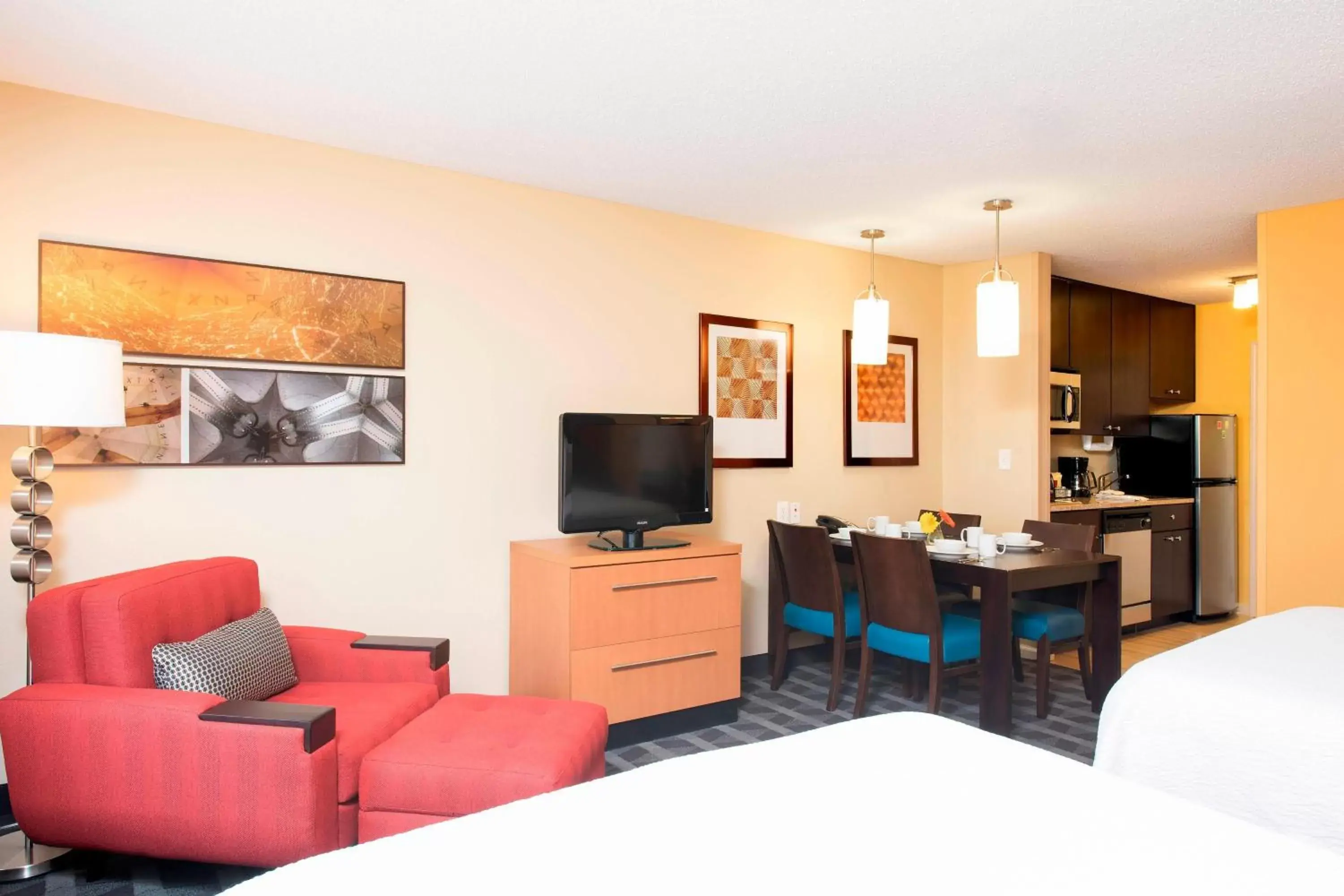 Living room, TV/Entertainment Center in TownePlace Suites by Marriott Kalamazoo