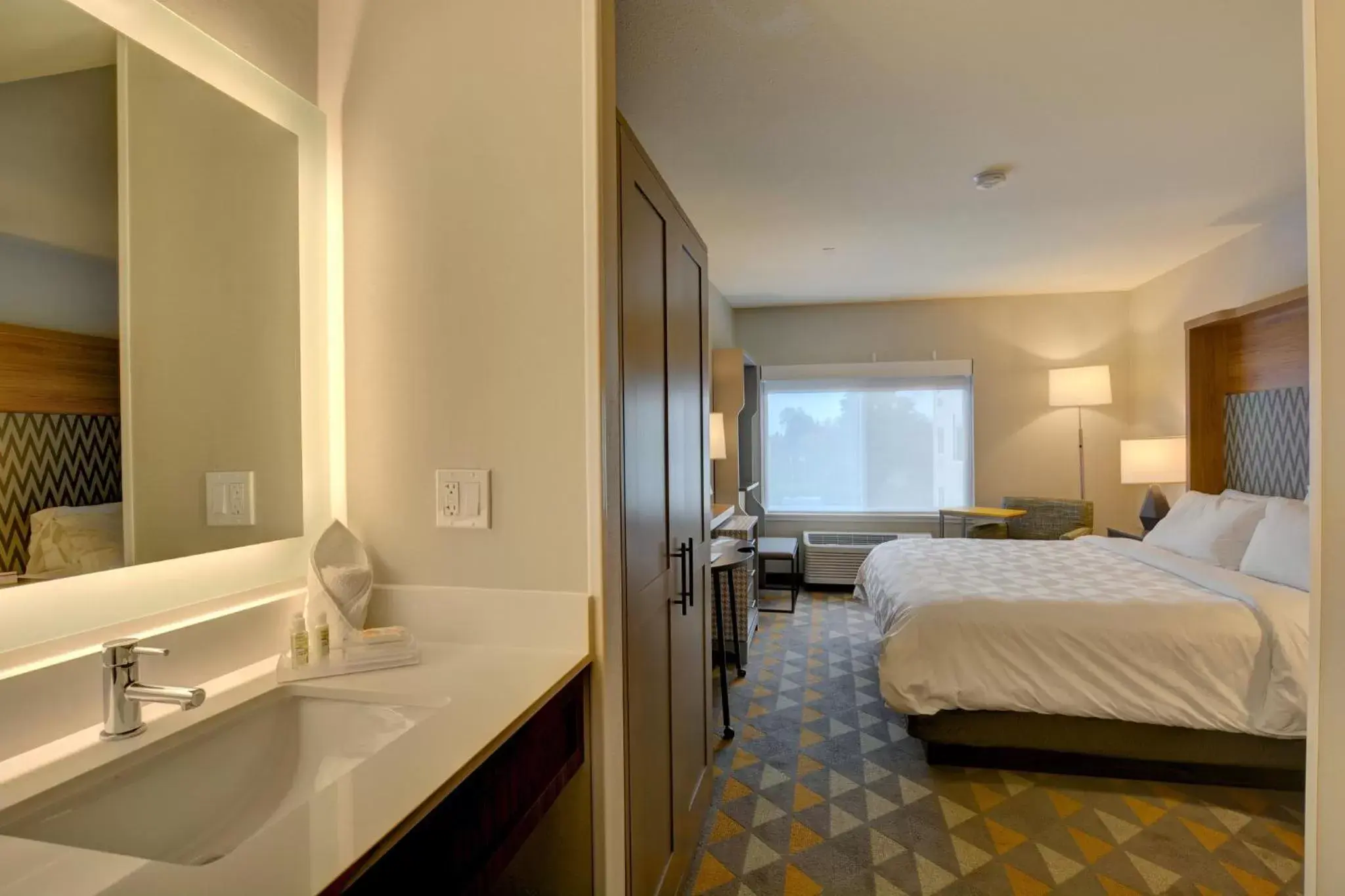Photo of the whole room, Bathroom in Holiday Inn - Salem, an IHG Hotel