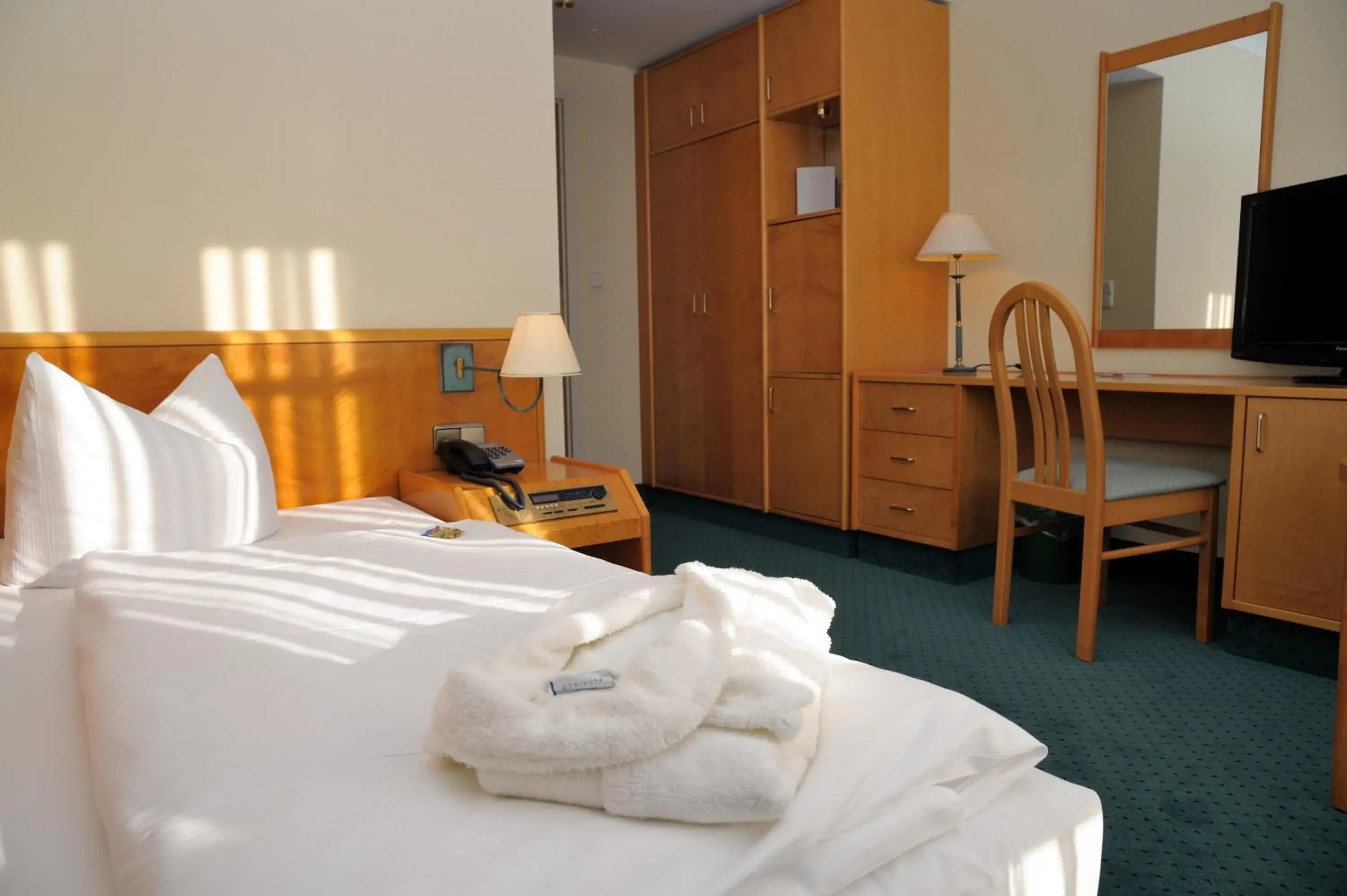 Photo of the whole room, Bed in Park Hotel Fasanerie Neustrelitz
