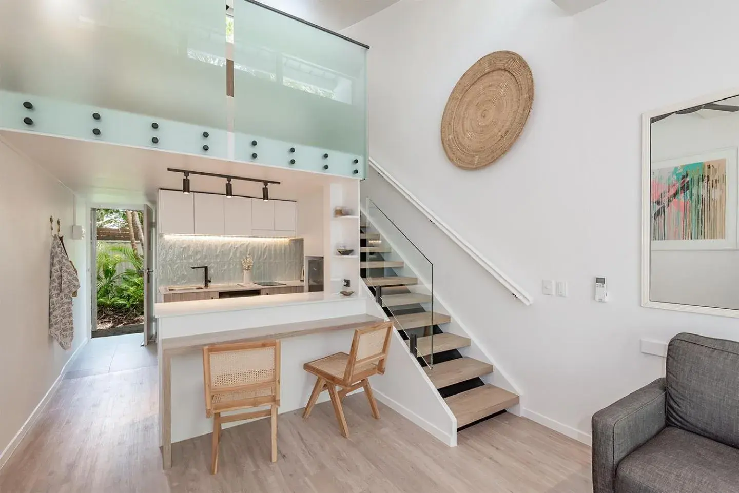 Kitchen or kitchenette, Seating Area in Caribbean Noosa