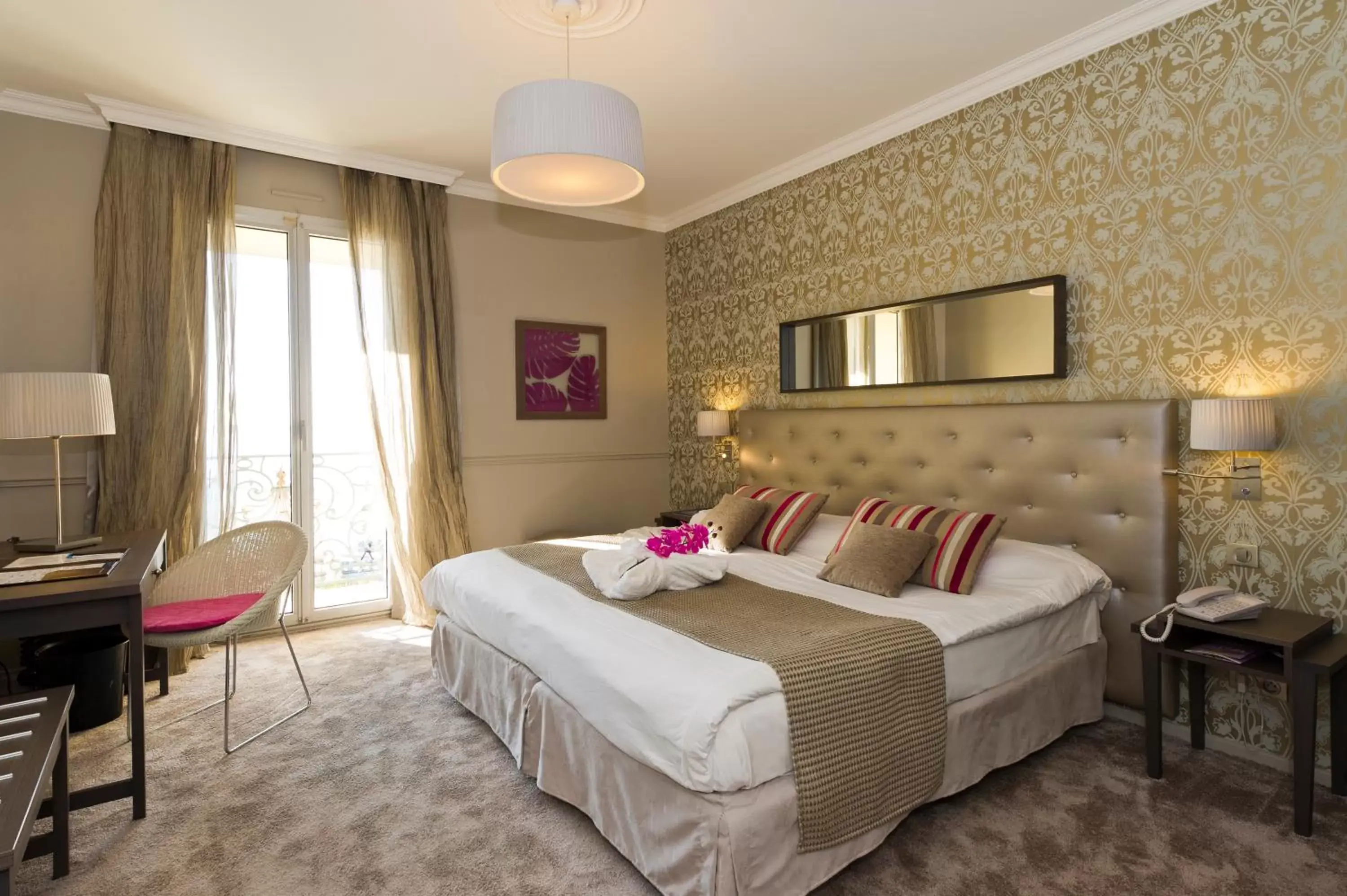 Photo of the whole room, Bed in Hôtel Le Royal Promenade des Anglais