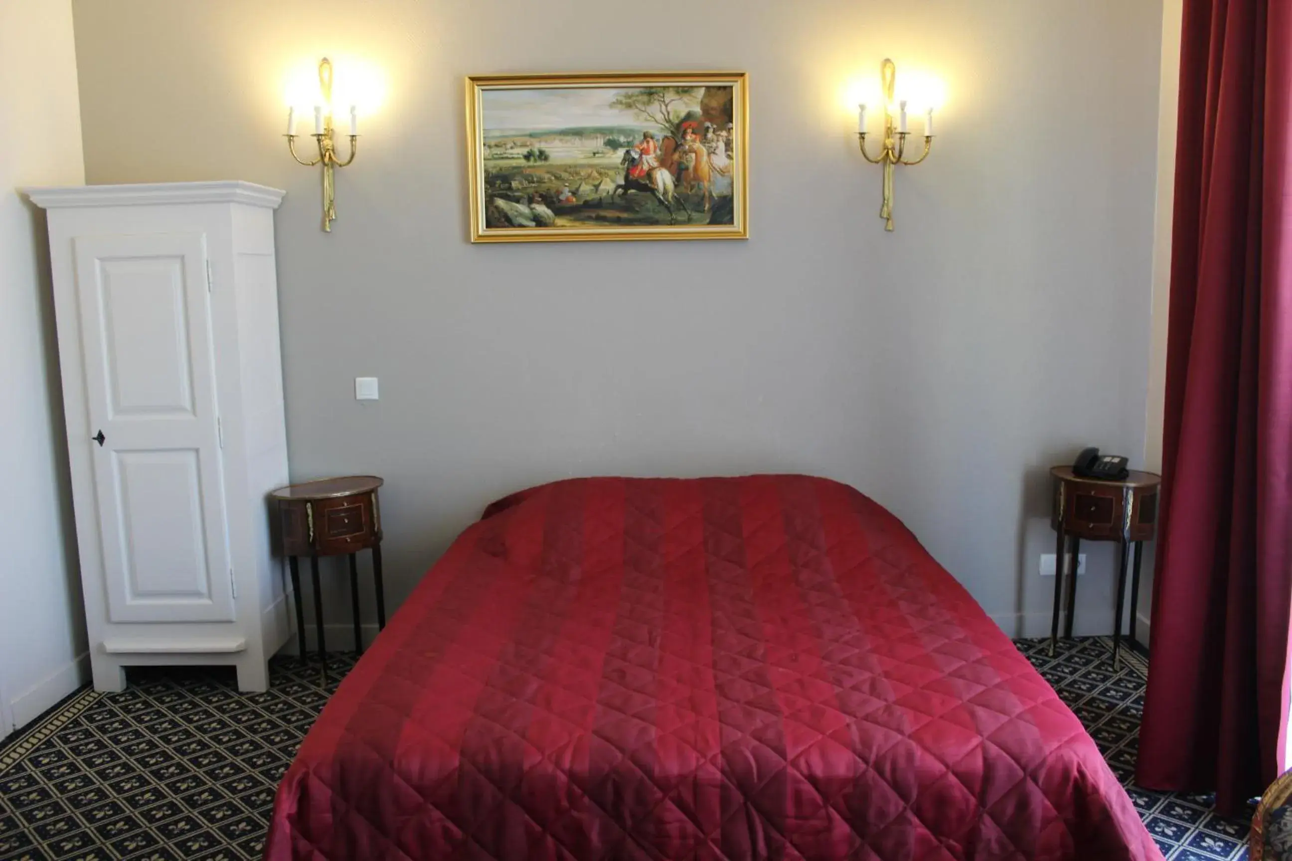 Bed in Hôtel Fleur de Lys Hazebrouck