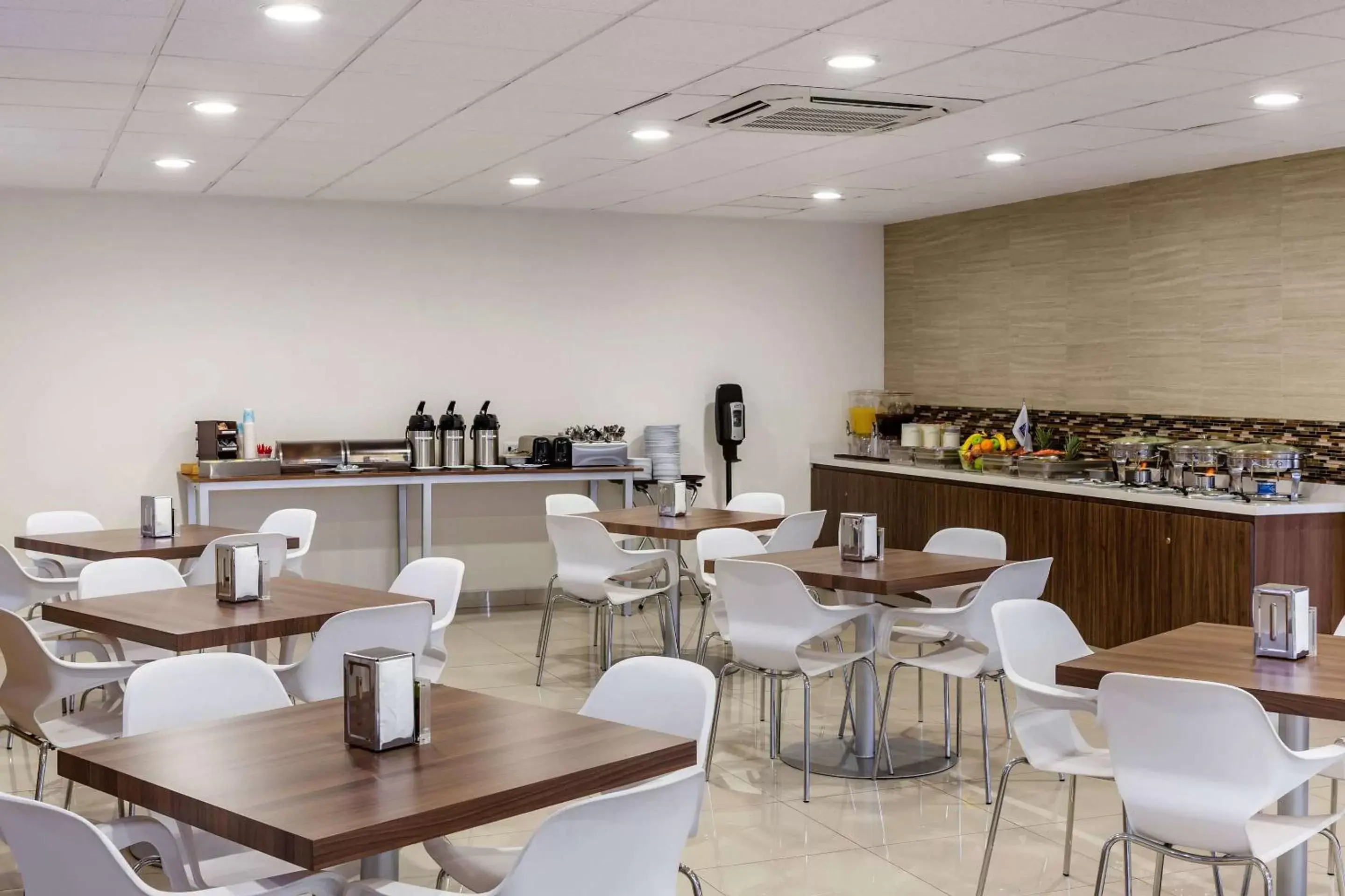 Restaurant/Places to Eat in Sleep Inn Tijuana