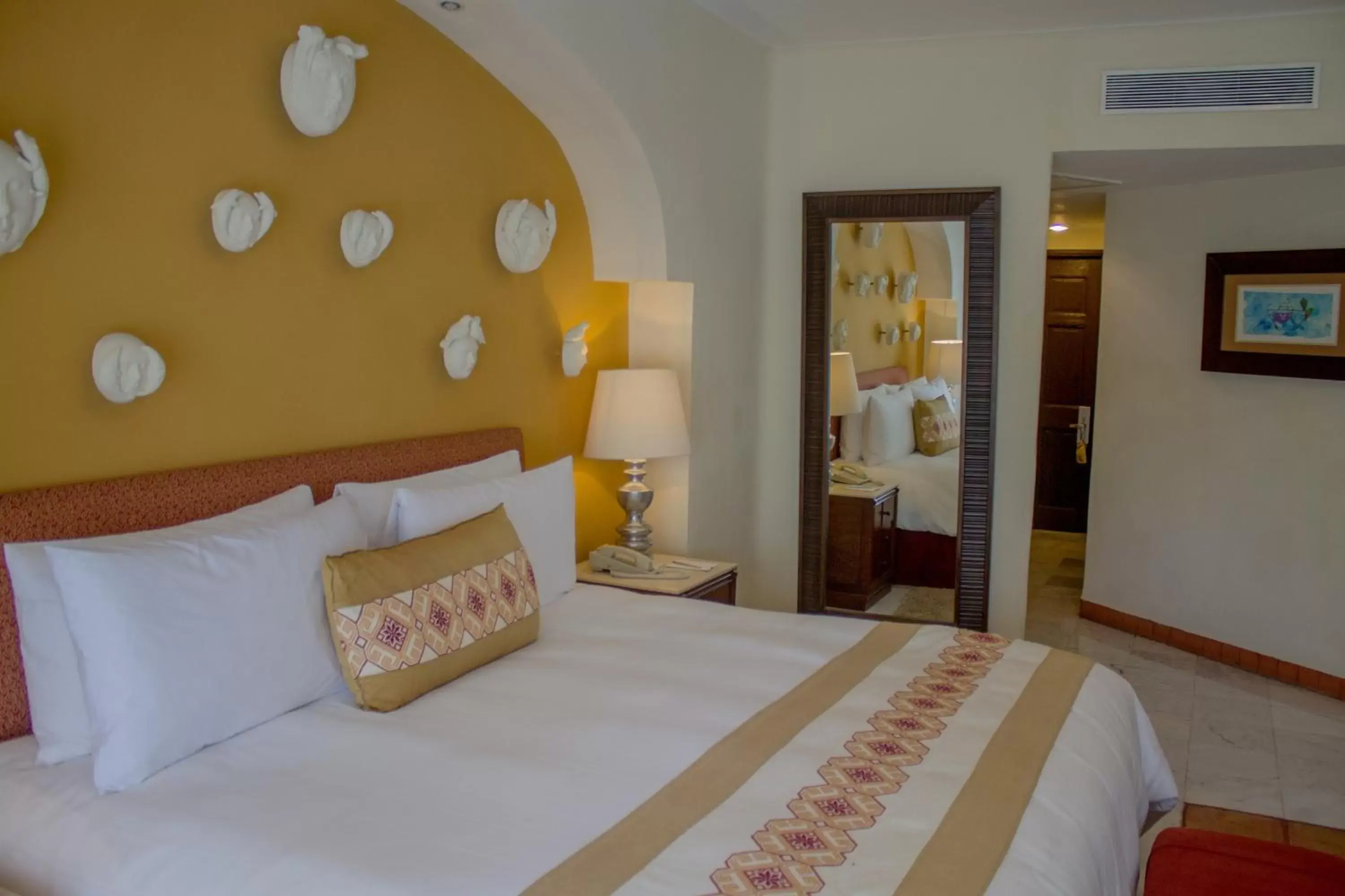 Photo of the whole room, Bed in Casa Velas – Adults only