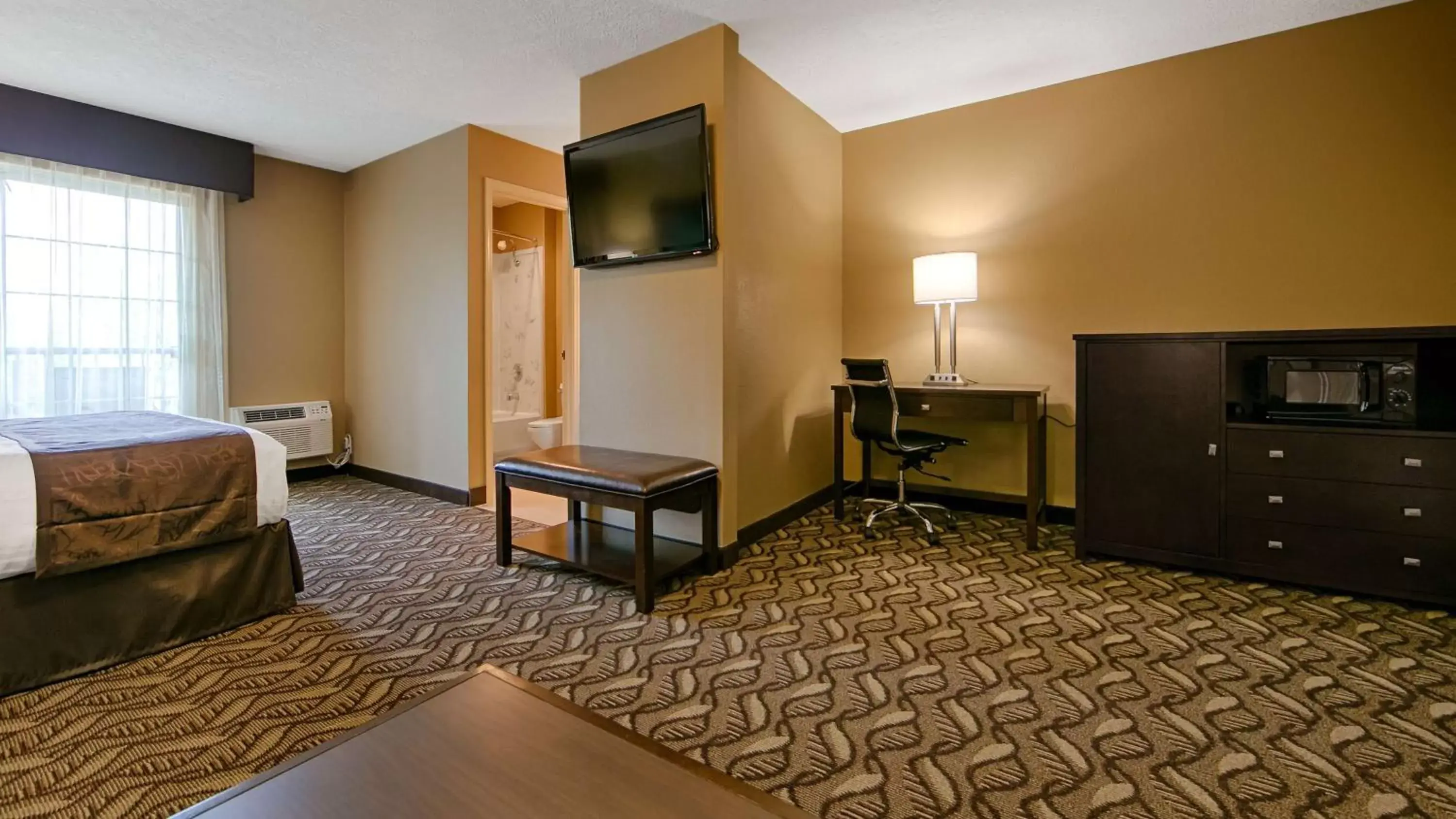 Photo of the whole room, TV/Entertainment Center in Best Western Grand Manor Inn