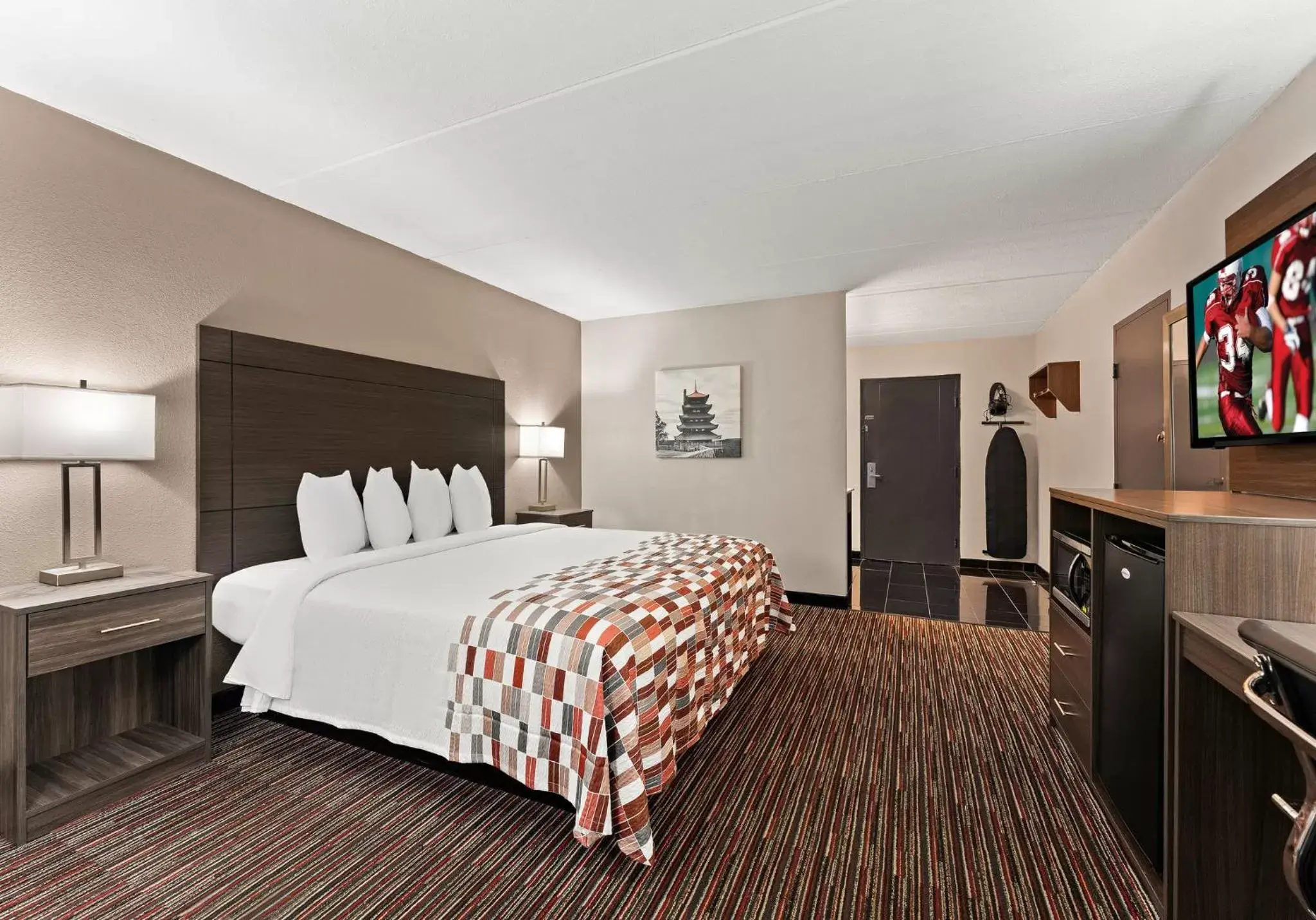 Photo of the whole room, Bed in Red Roof Inn Reading Photo of the whole room, Bed in Red Roof Inn Reading