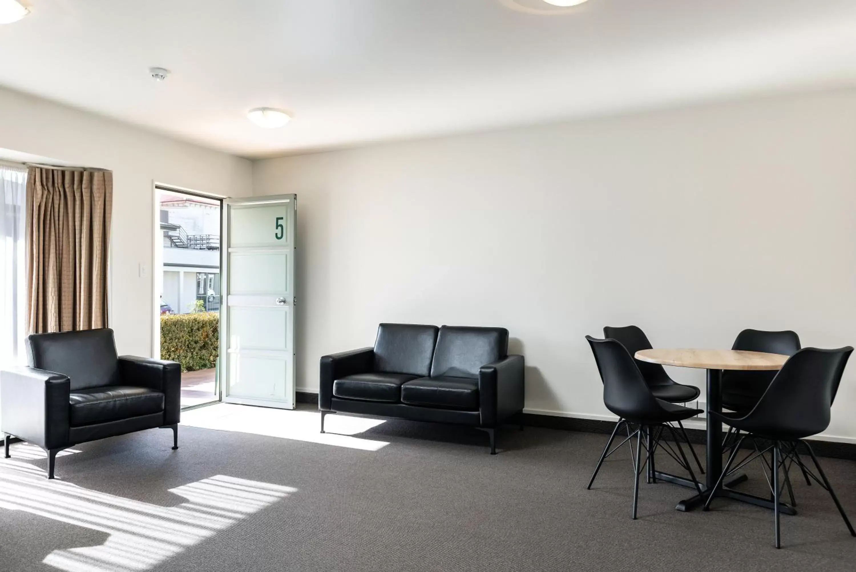 Seating Area in Jasmine Court Motel