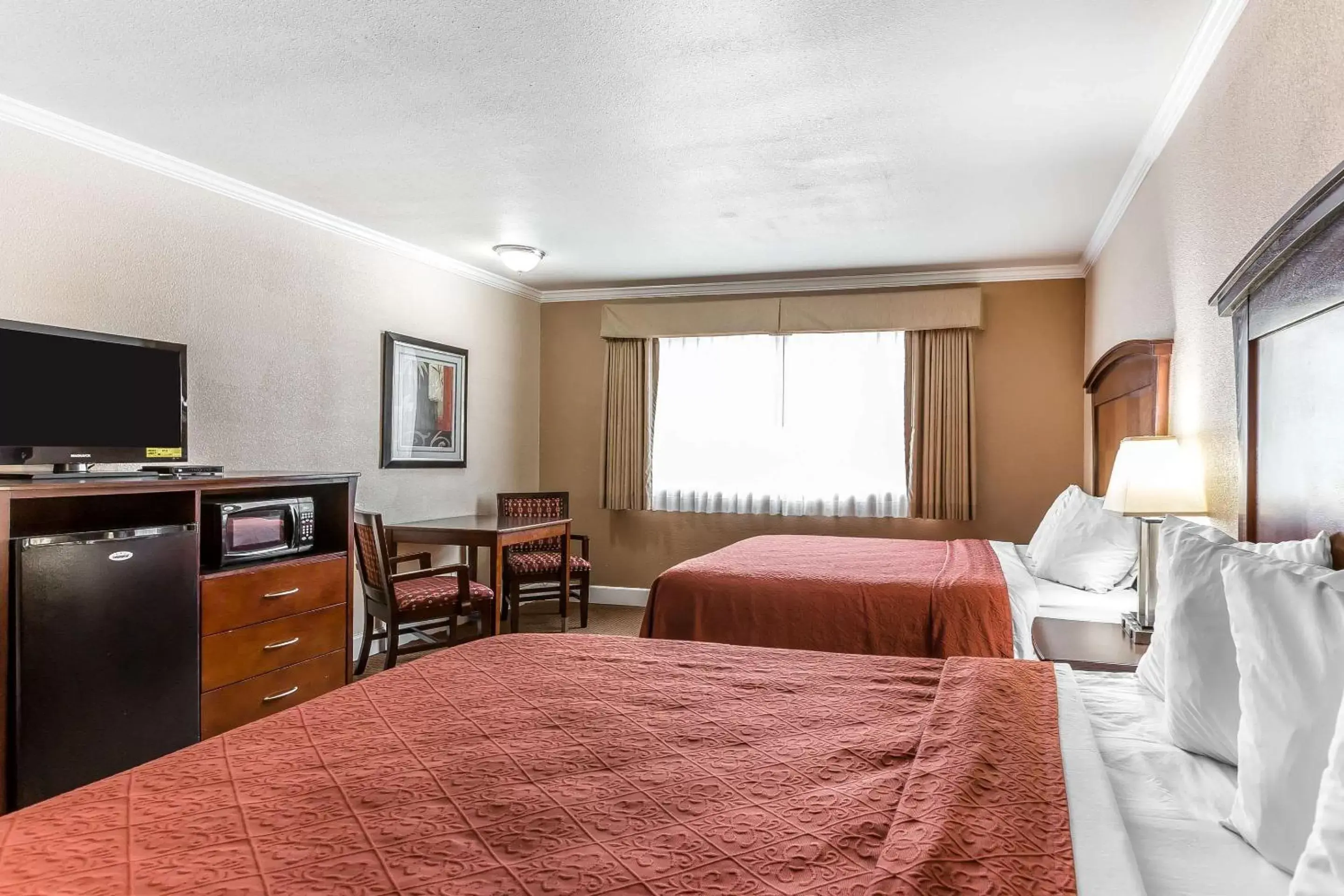 Photo of the whole room, TV/Entertainment Center in Quality Inn near Hearst Castle