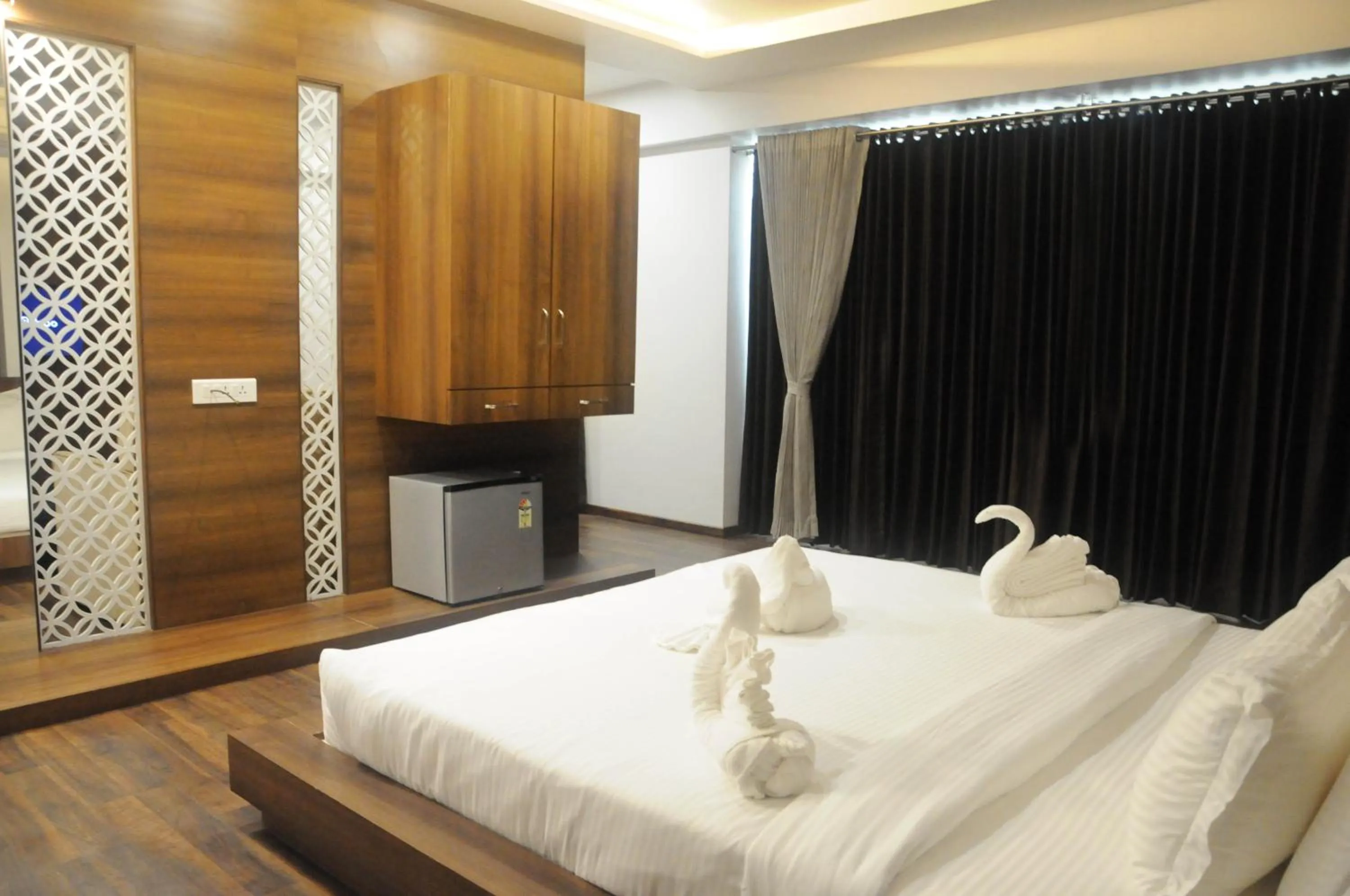 Bed in Hotel 3 Leaves NEAR CENTRAL BUS STAND