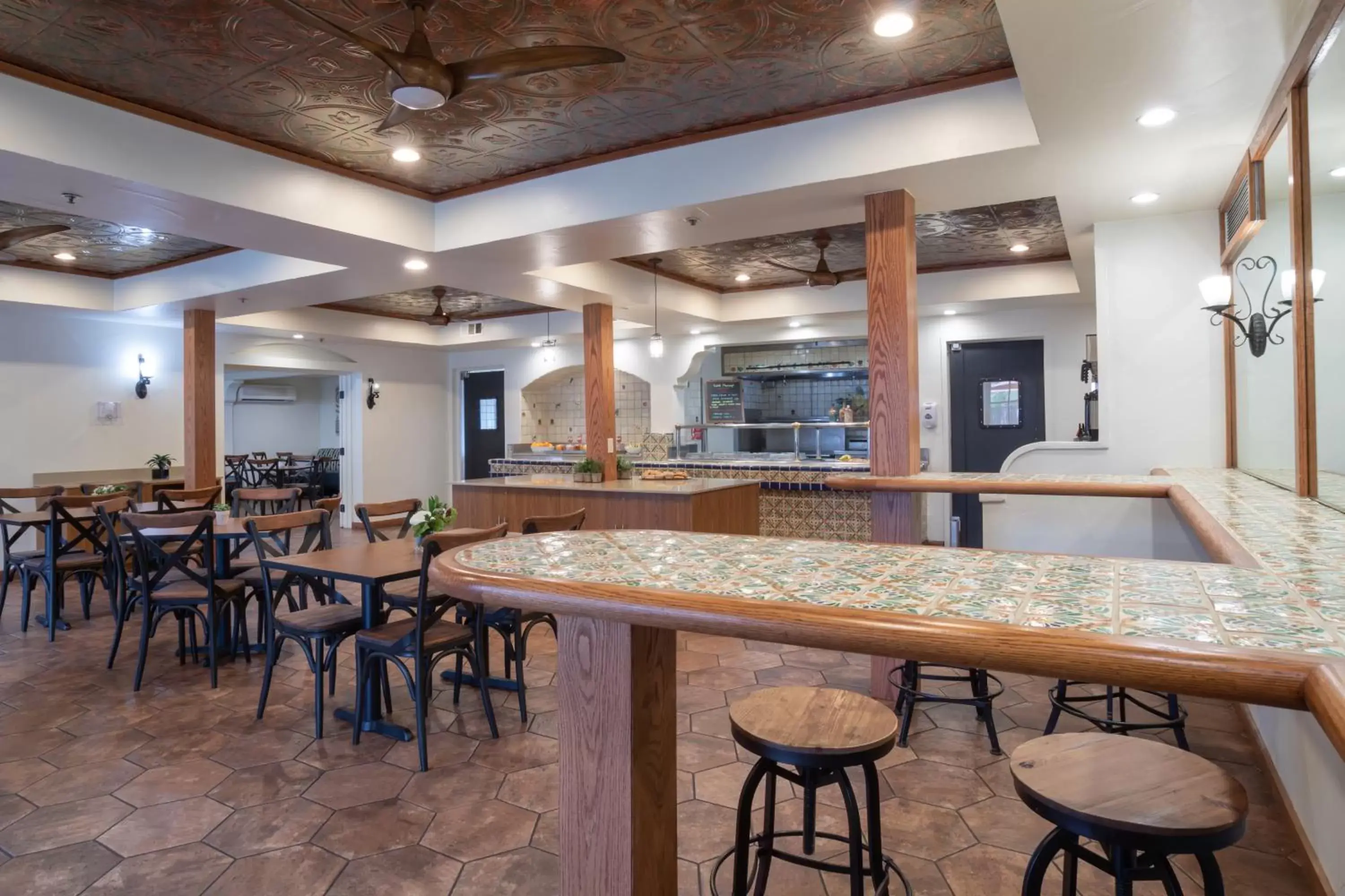 Dining area, Lounge/Bar in Oxford Suites Pismo Beach