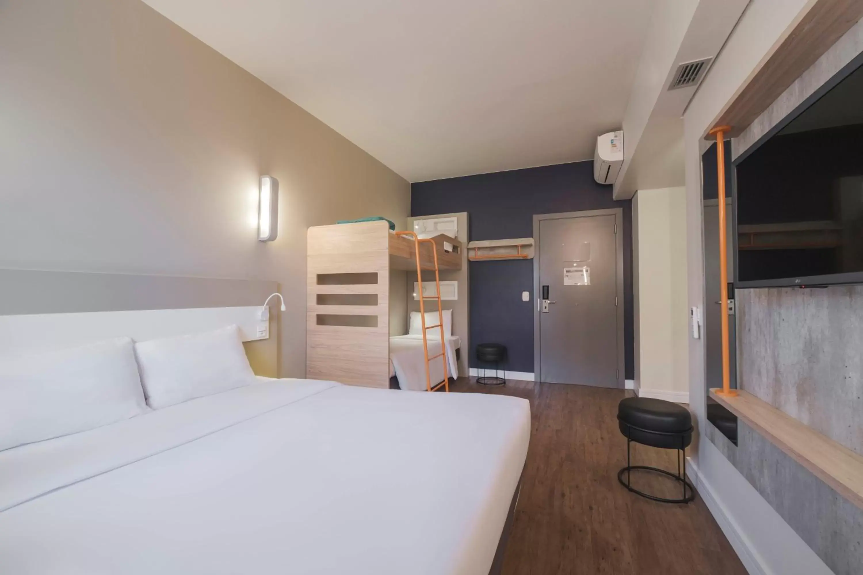 Bed in Ibis Budget Farroupilha