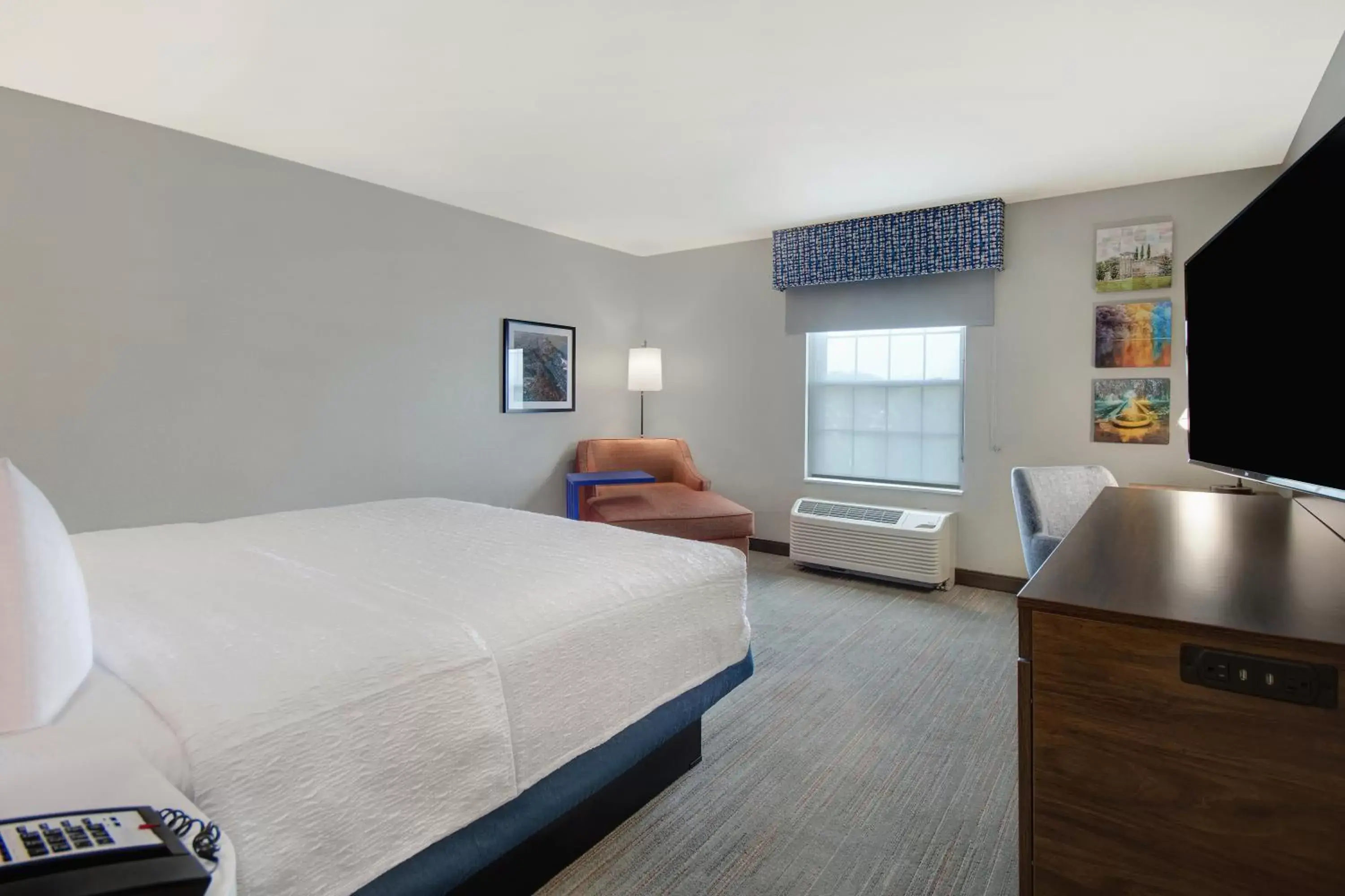 Bed in Hampton Inn & Suites Yonkers
