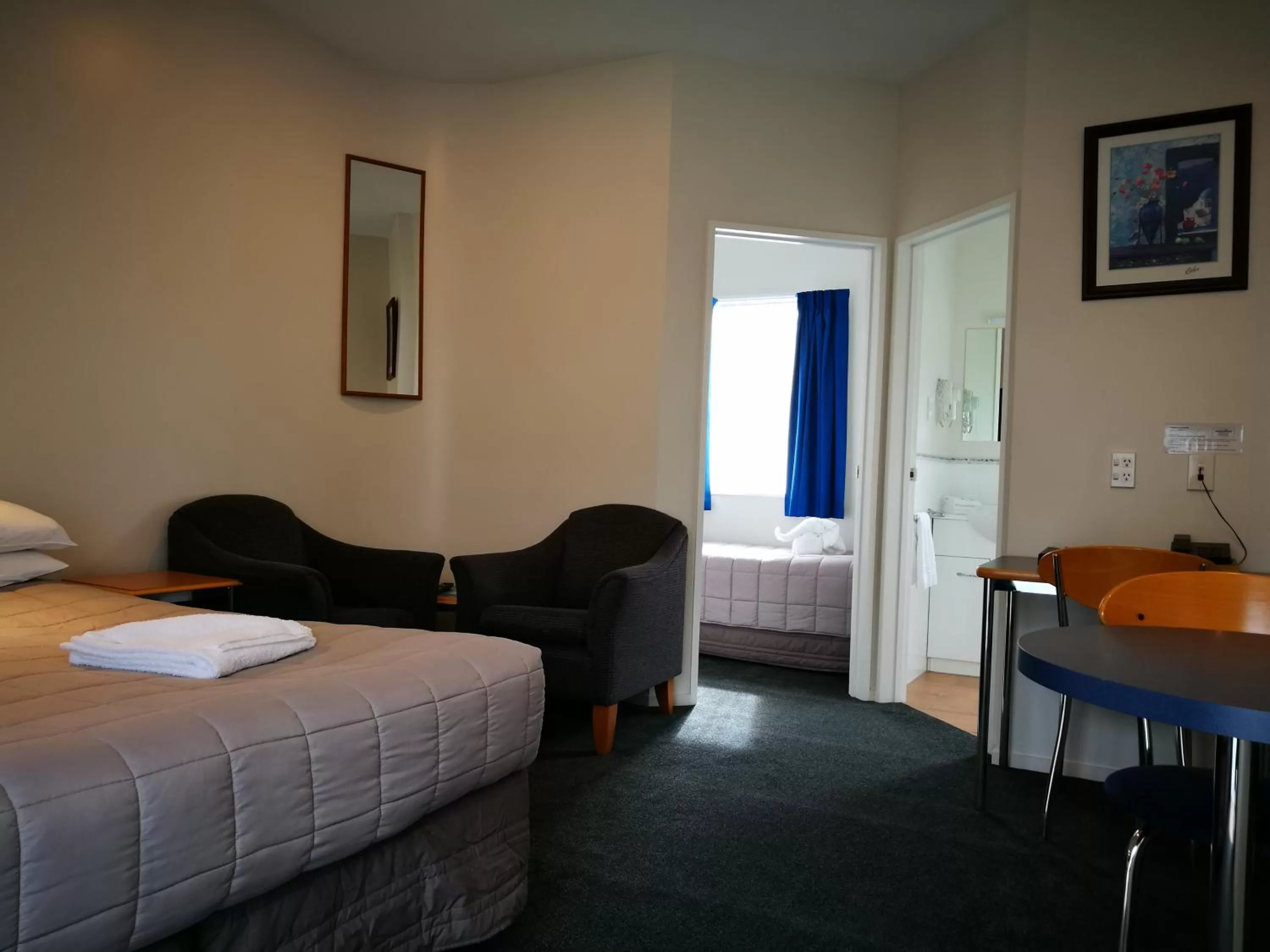 Photo of the whole room, Bed in Airport Birches Motel