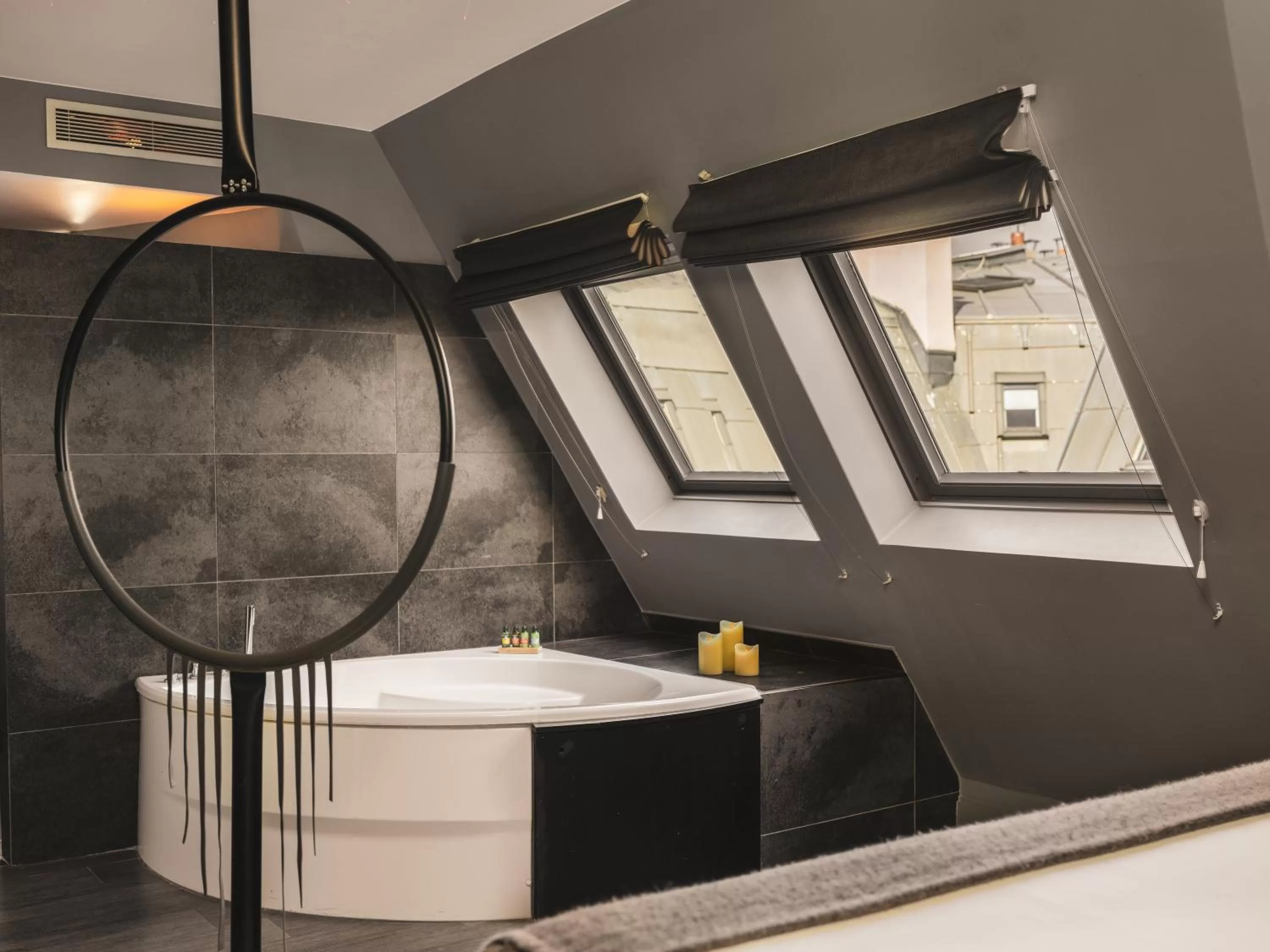 Bathroom in Legend Hôtel Paris