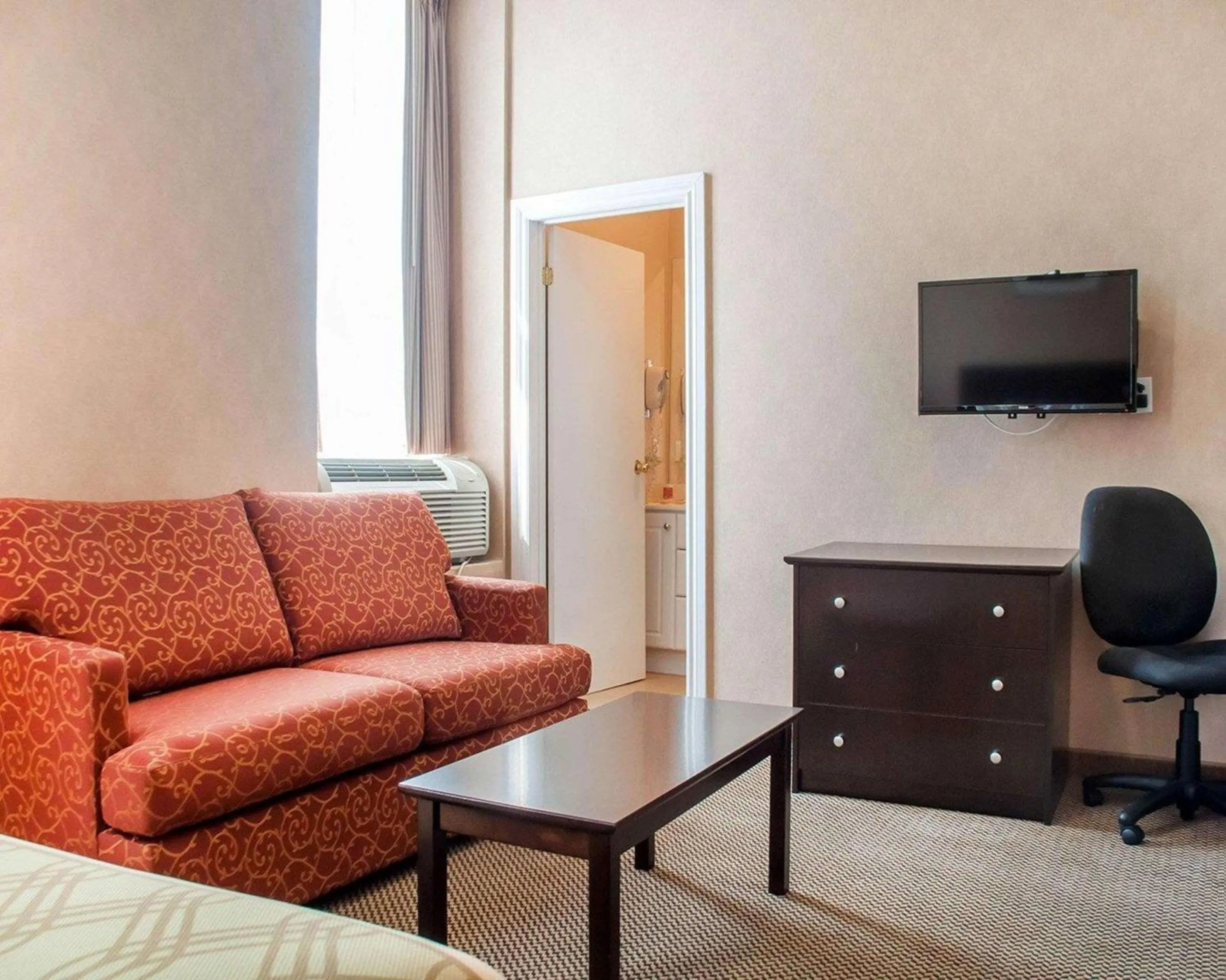 Bedroom, Seating Area in Econo Lodge Woodstock