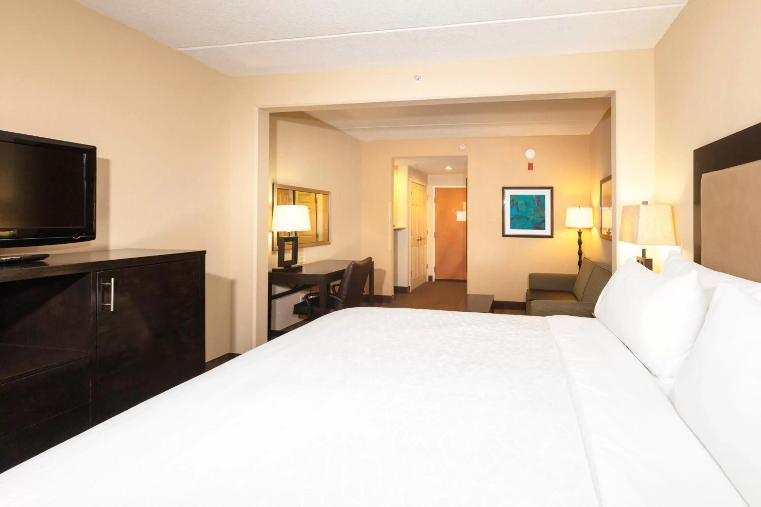 Photo of the whole room, Bed in Holiday Inn Express Hotel & Suites Jacksonville Airport, an IHG Hotel