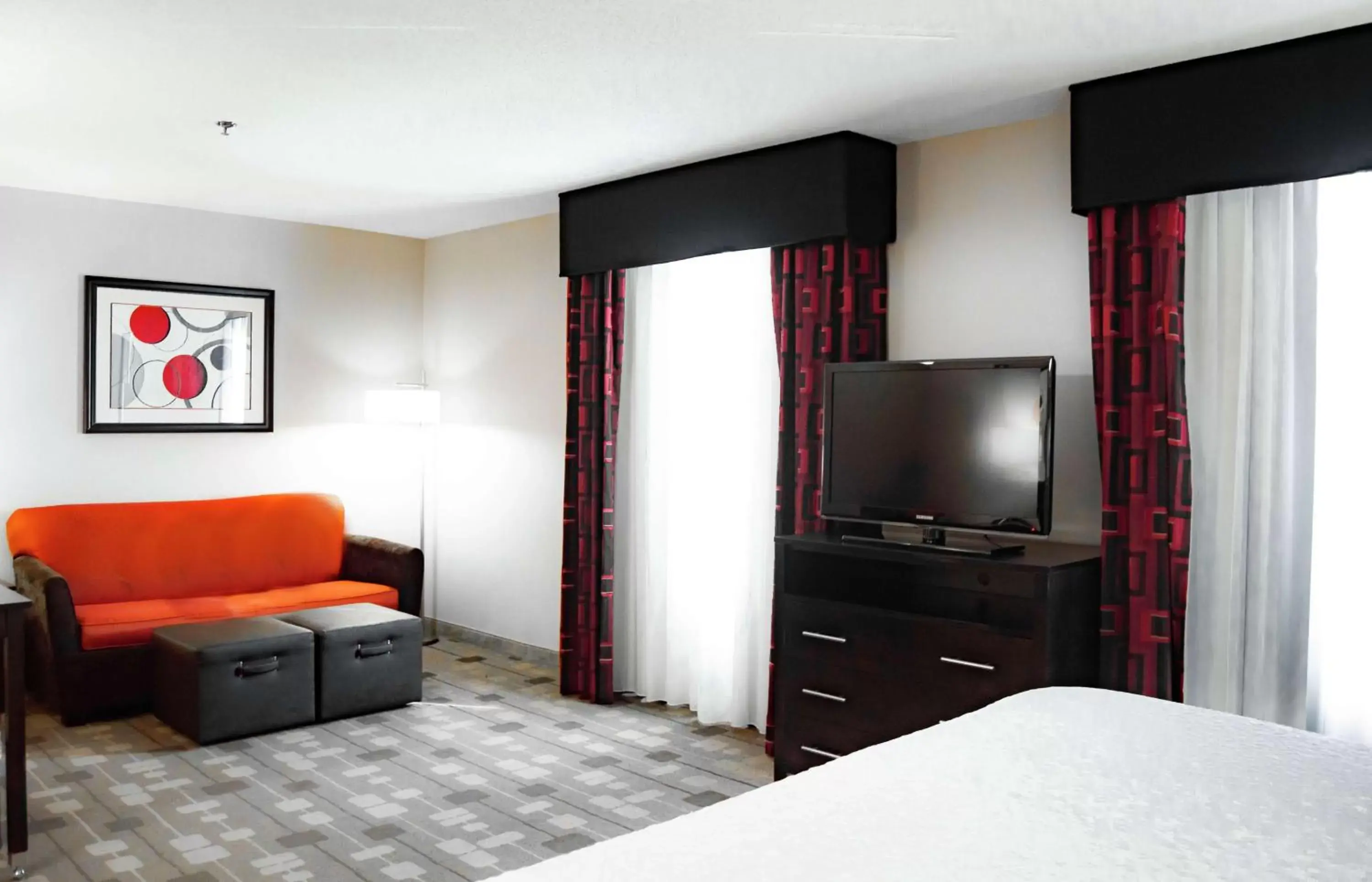 Bedroom, TV/Entertainment Center in Hampton Inn & Suites Richmond Glenside