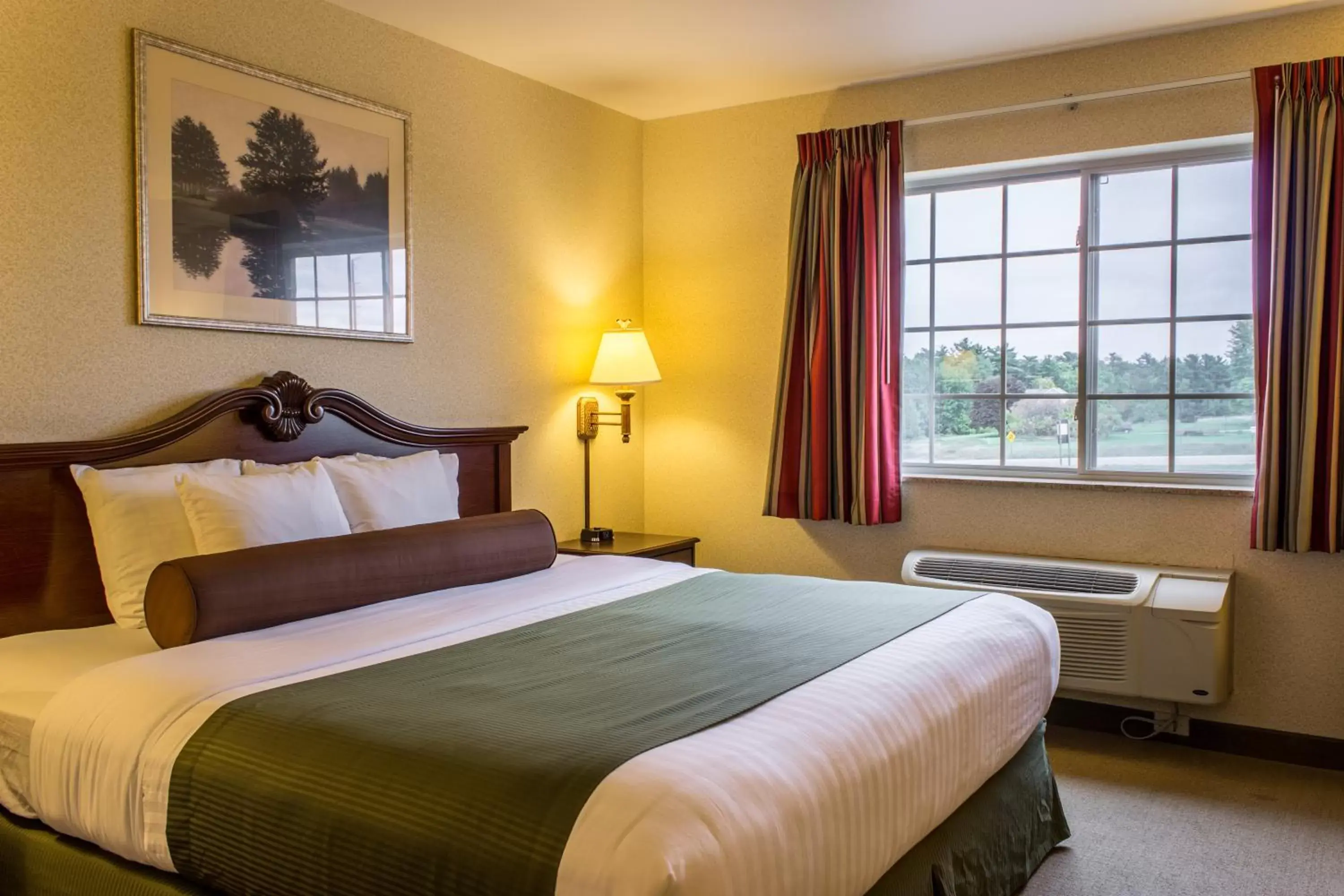 Bed in Boarders Inn & Suites by Cobblestone Hotels - Shawano