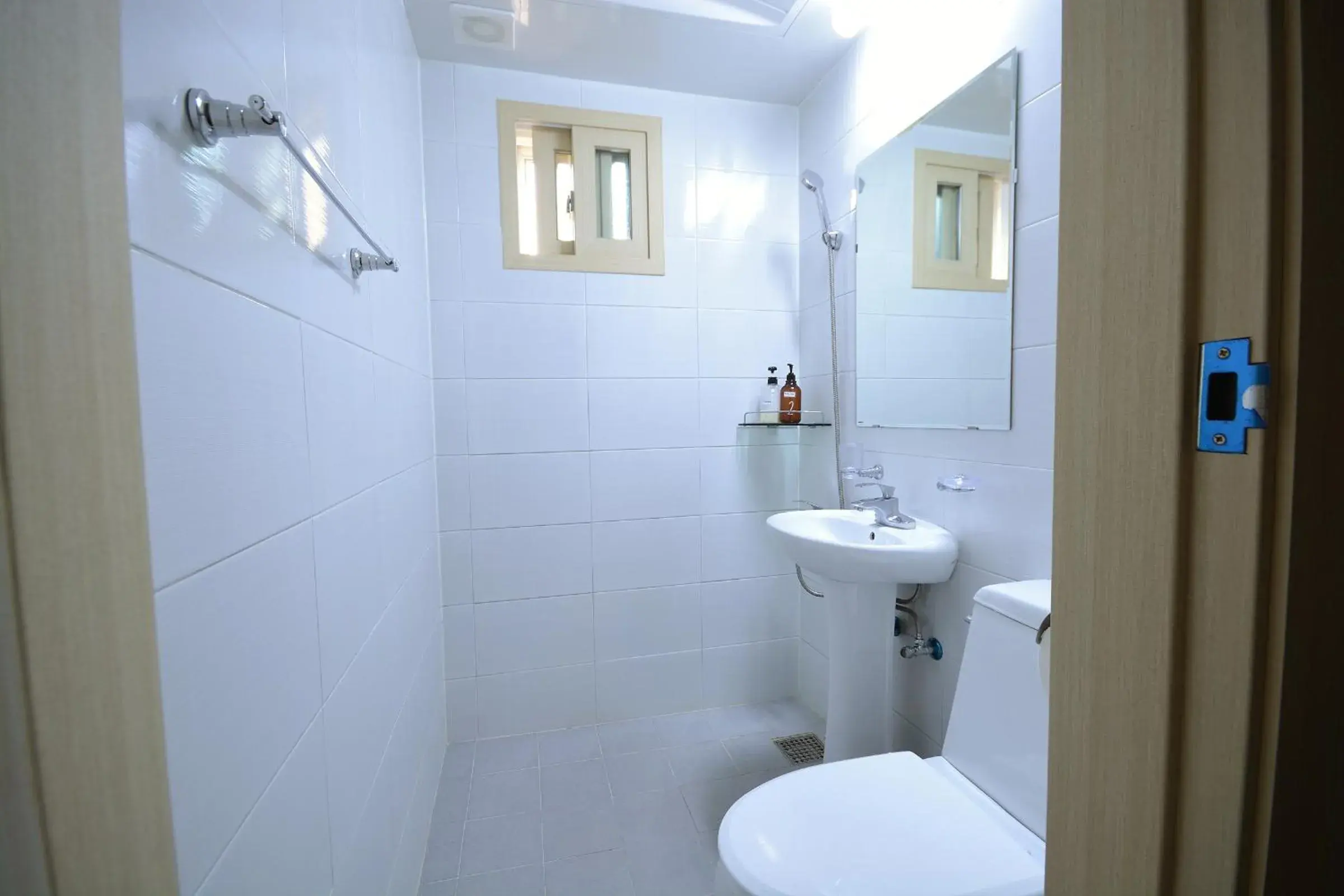 Shower, Bathroom in Sunnyhill Hostel Hongdae