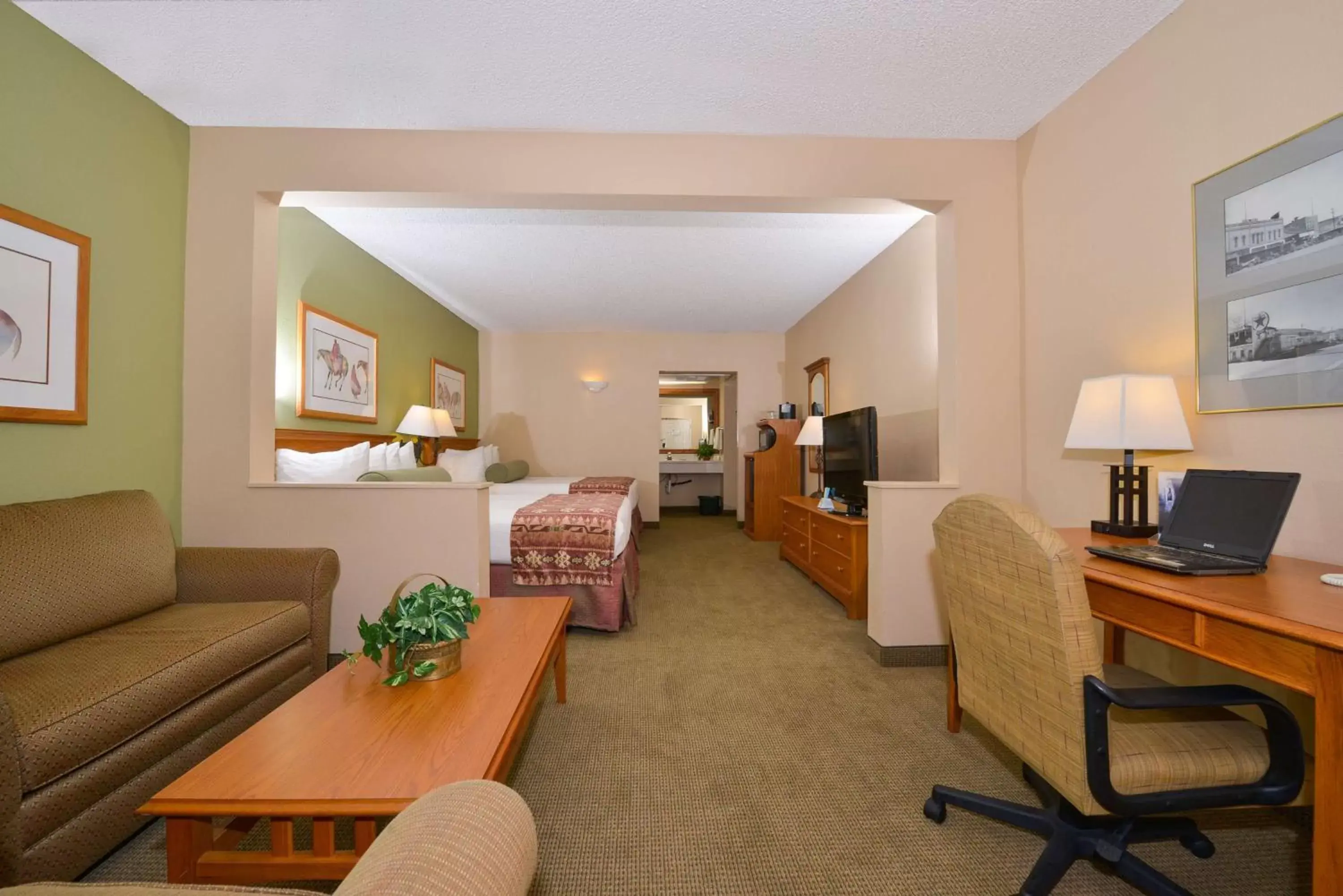 Photo of the whole room, Seating Area in Best Western Plus King's Inn and Suites