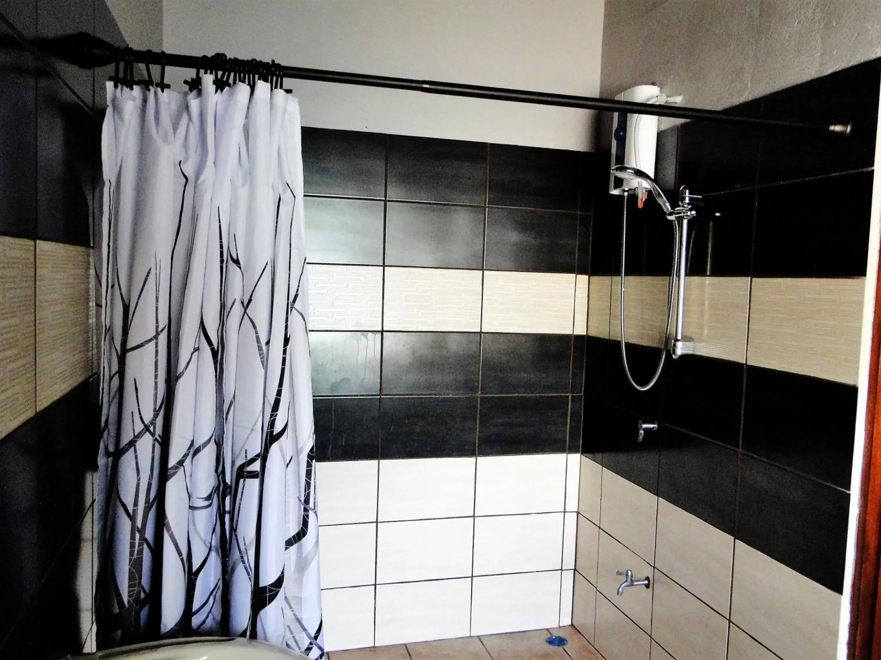 Shower, Bathroom in Hotel Villa Hermosa