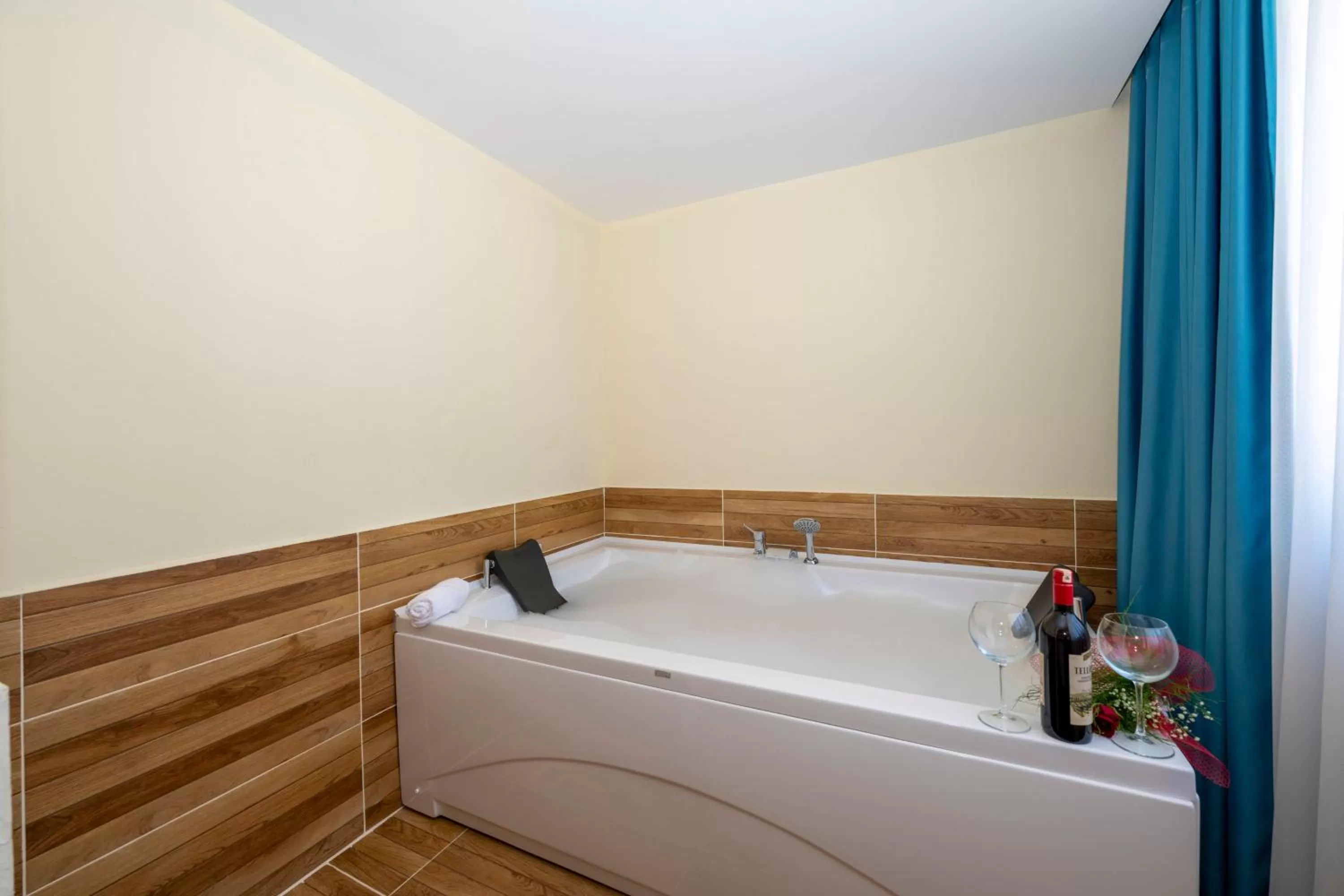 Hot Tub in DIAMOND Luxury Hotel