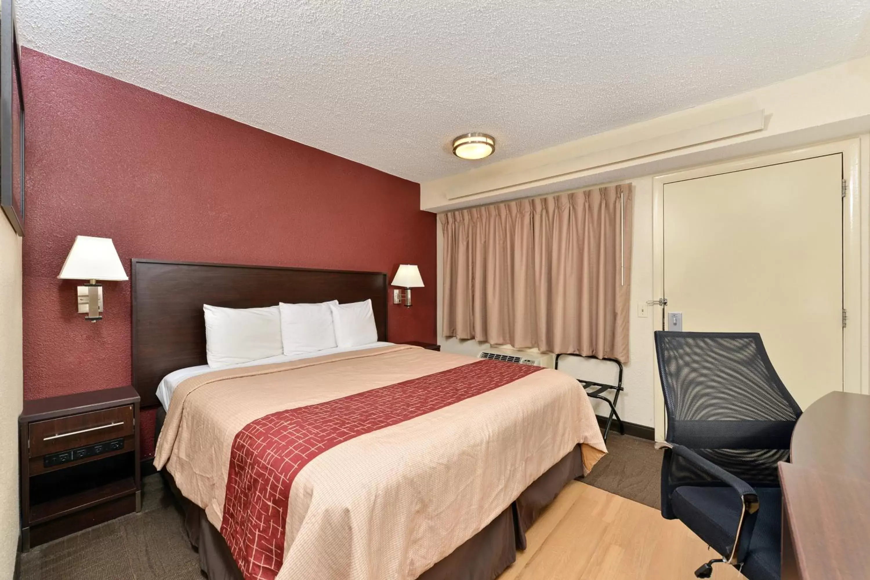 Photo of the whole room, Bed in Red Roof Inn Benton Harbor - St. Joseph