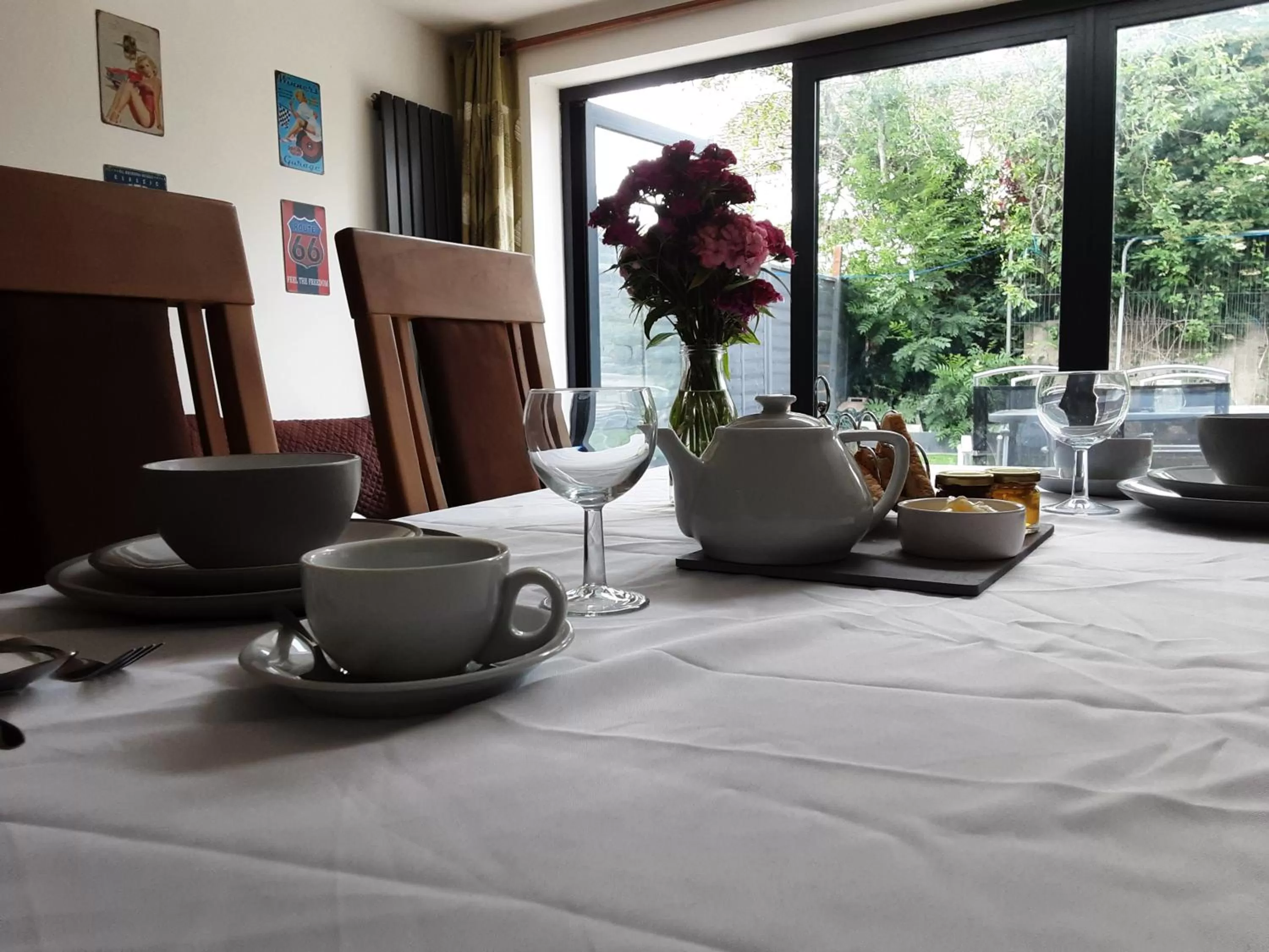 Dining area, Bed in Snoozefrome