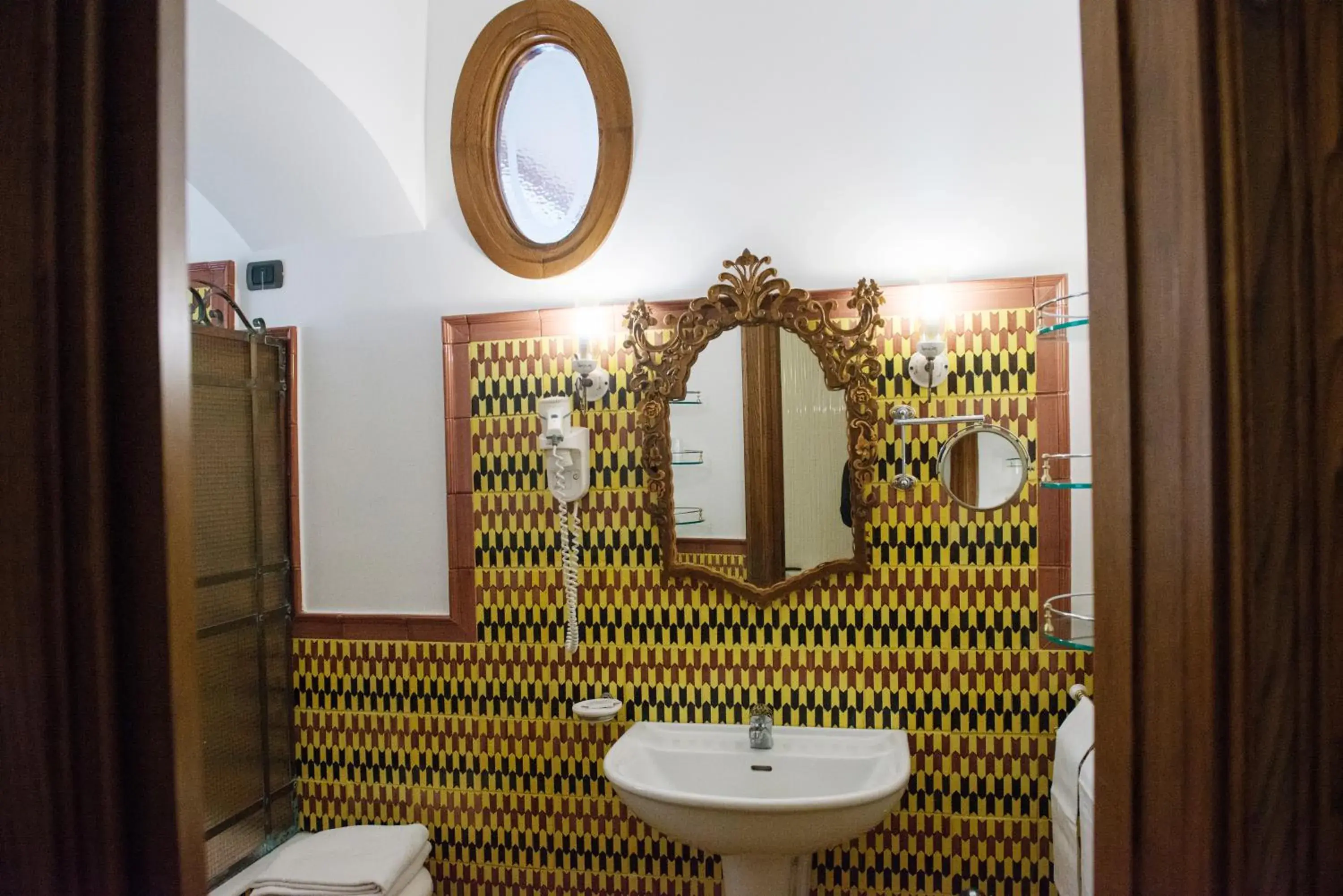 Decorative detail, Bathroom in Taverna Del Capitano