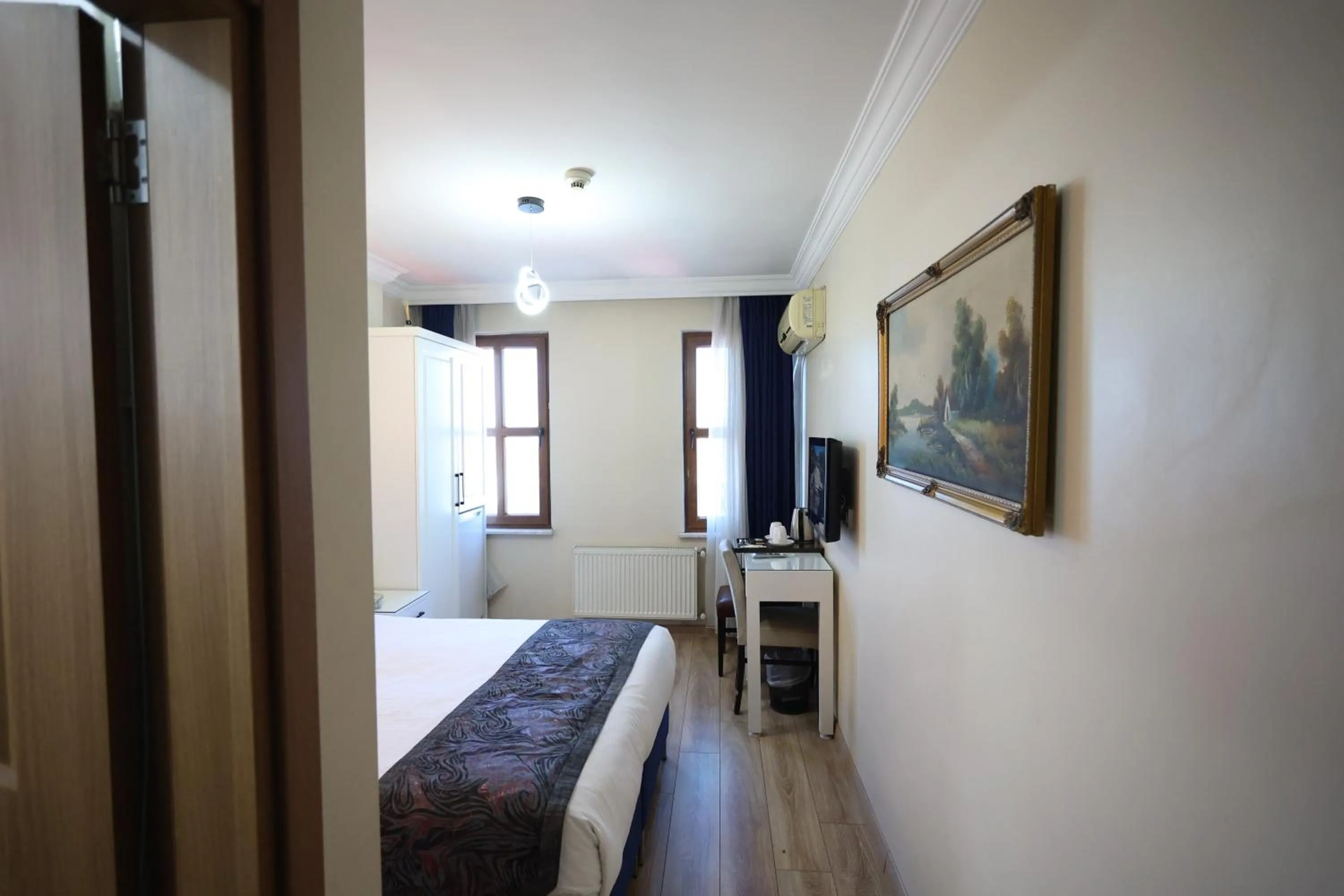 Communal lounge/ TV room, Bed in Arven Hotel