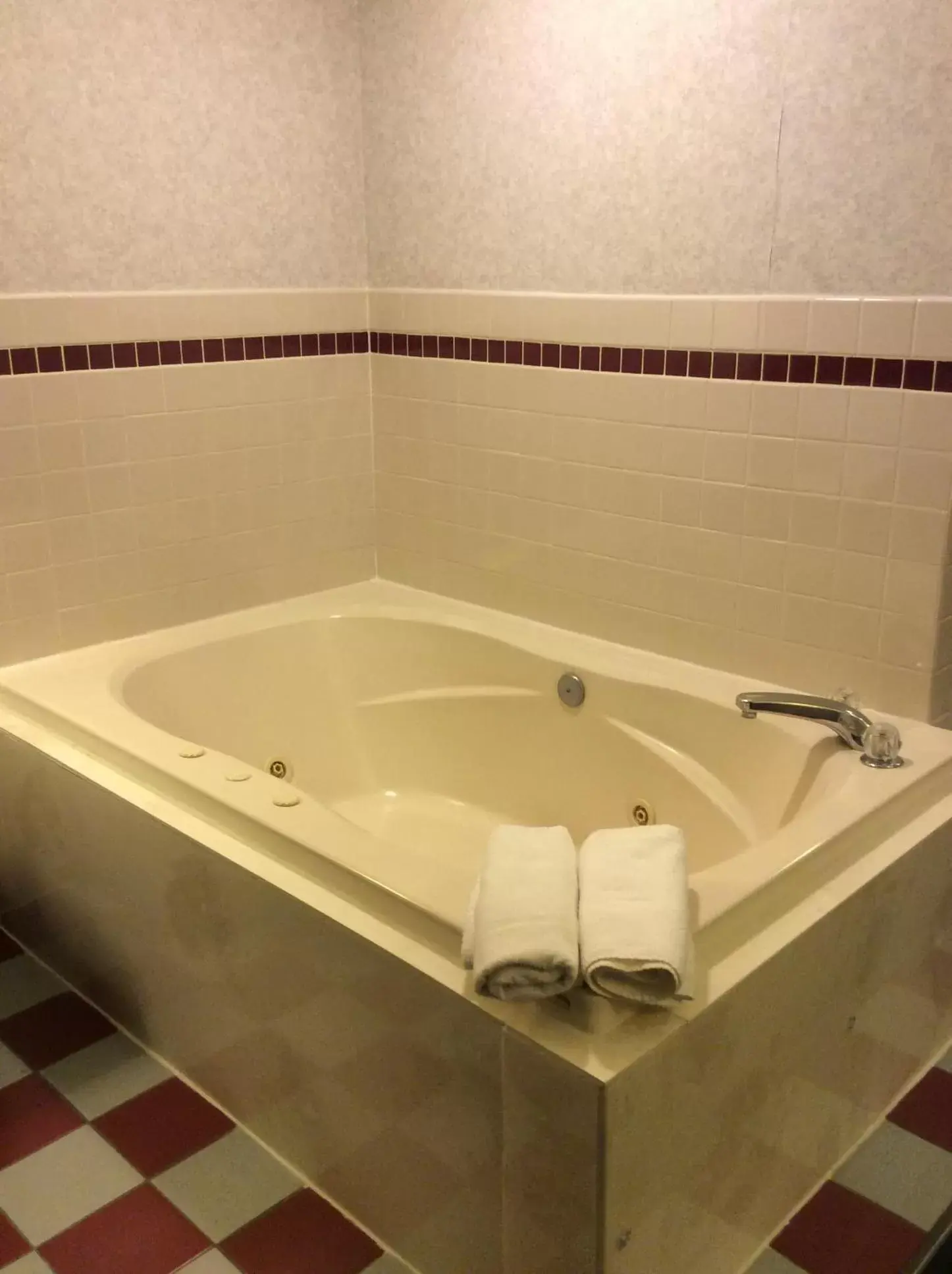 Hot Tub, Bathroom in Americas Best Value Inn Decatur, IN