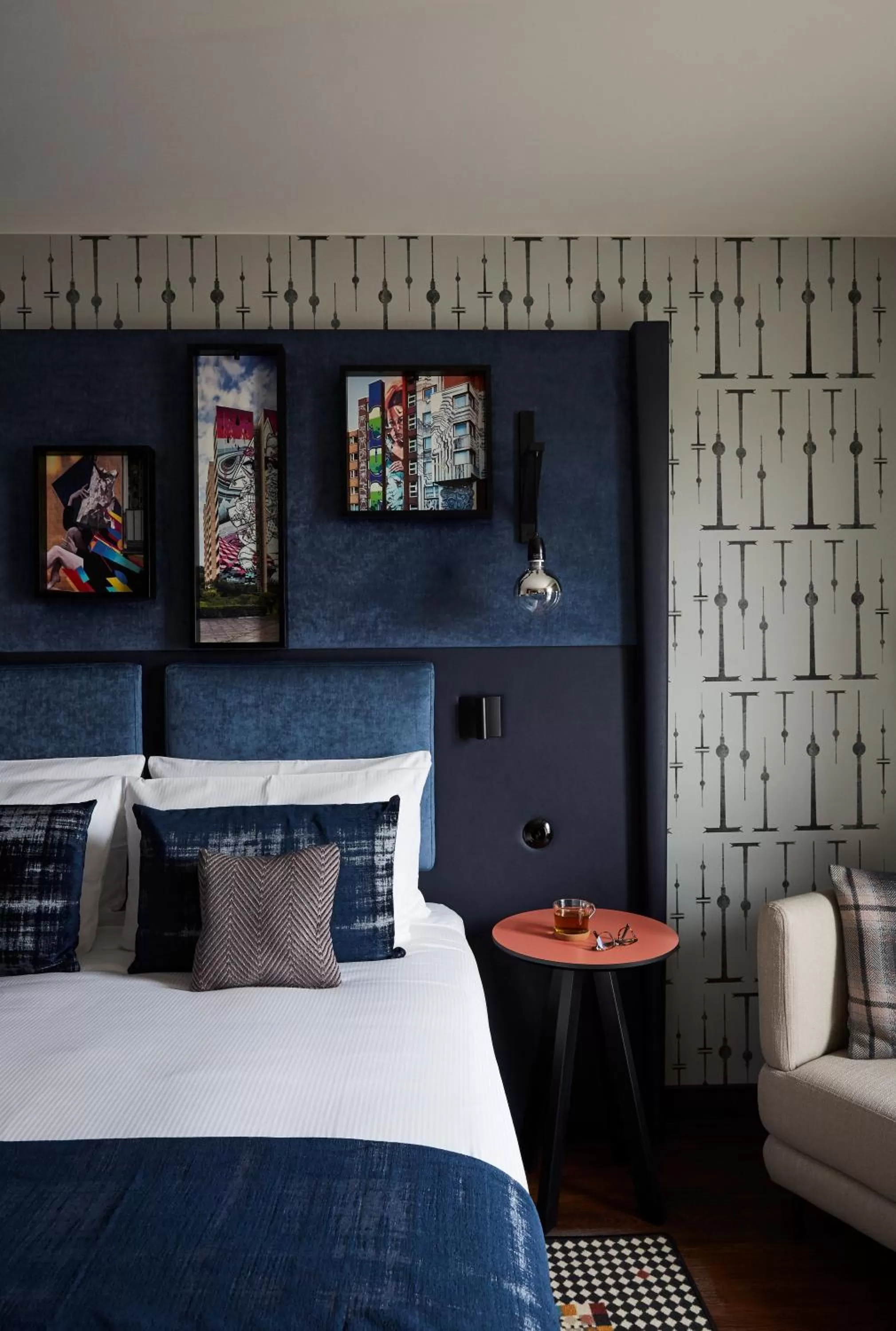 Photo of the whole room, Bed in Hotel Indigo Berlin - East Side Gallery