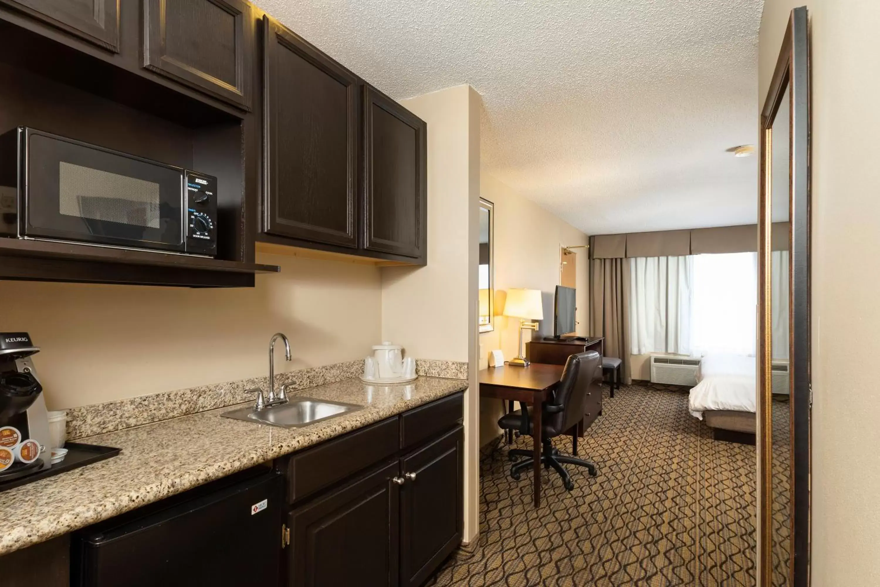 Photo of the whole room, Kitchen/Kitchenette in Holiday Inn Express Bloomington West, an IHG Hotel