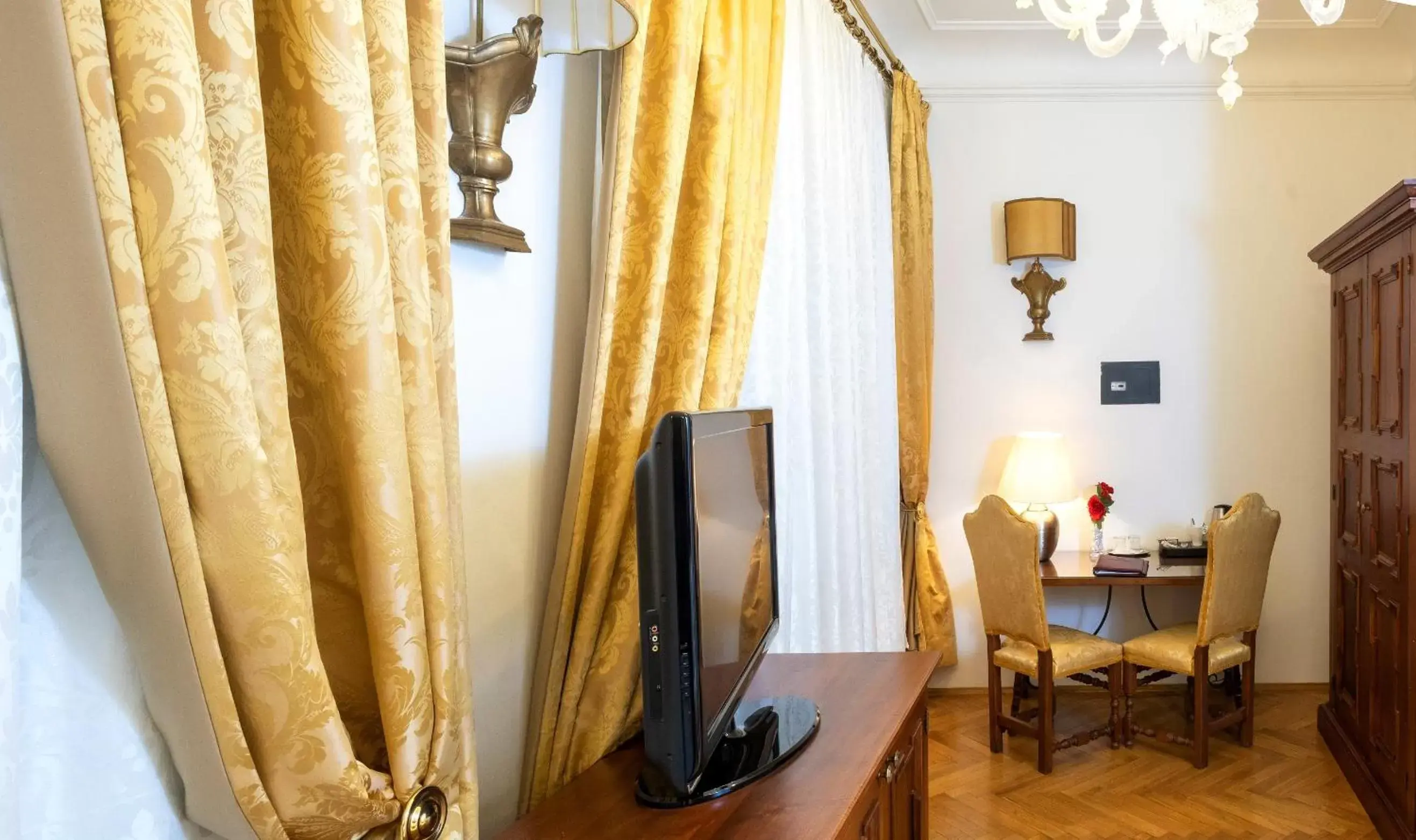TV and multimedia, TV/Entertainment Center in Charles Bridge Palace
