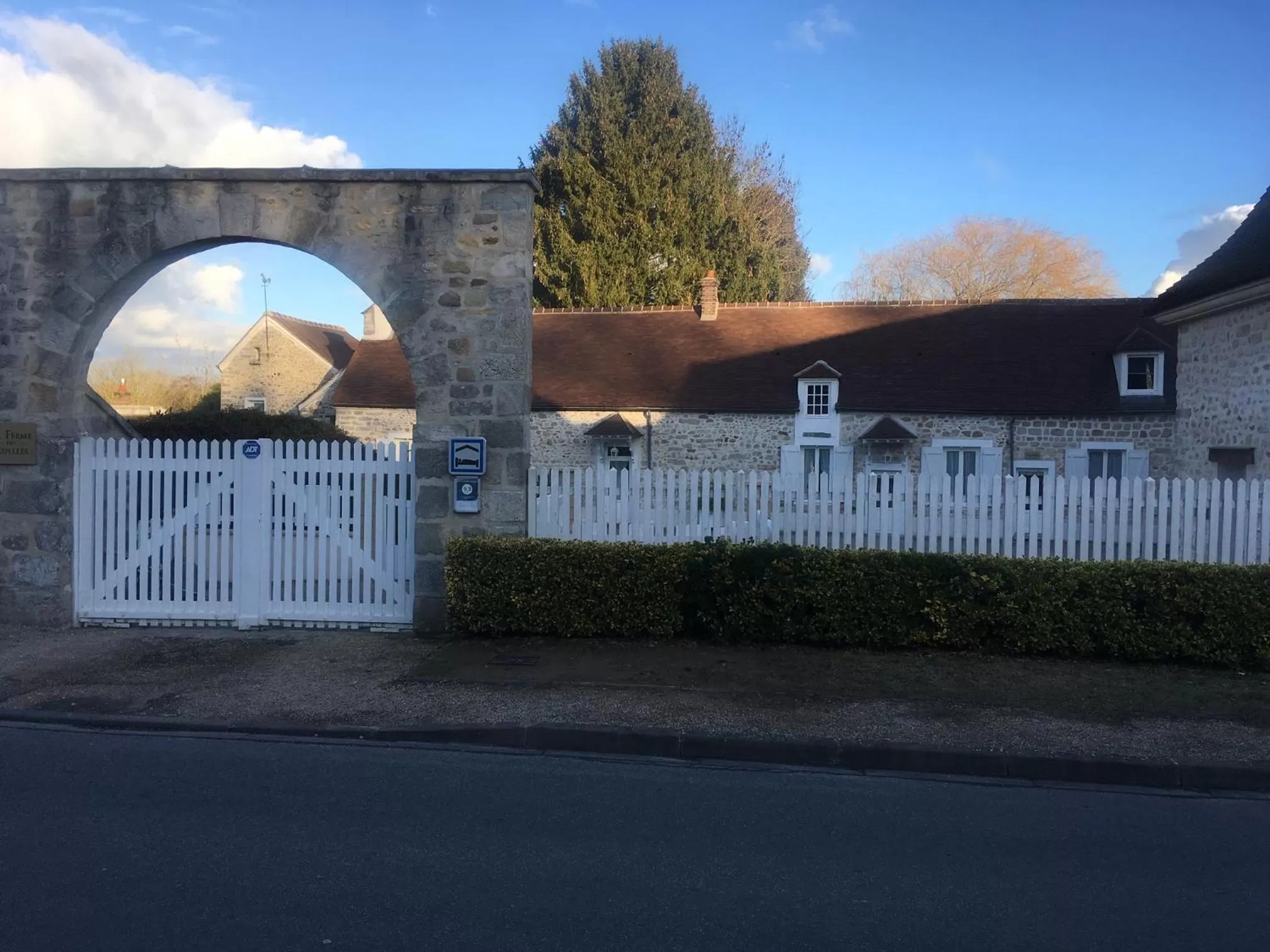 Facade/entrance in la ferme des ruelles
