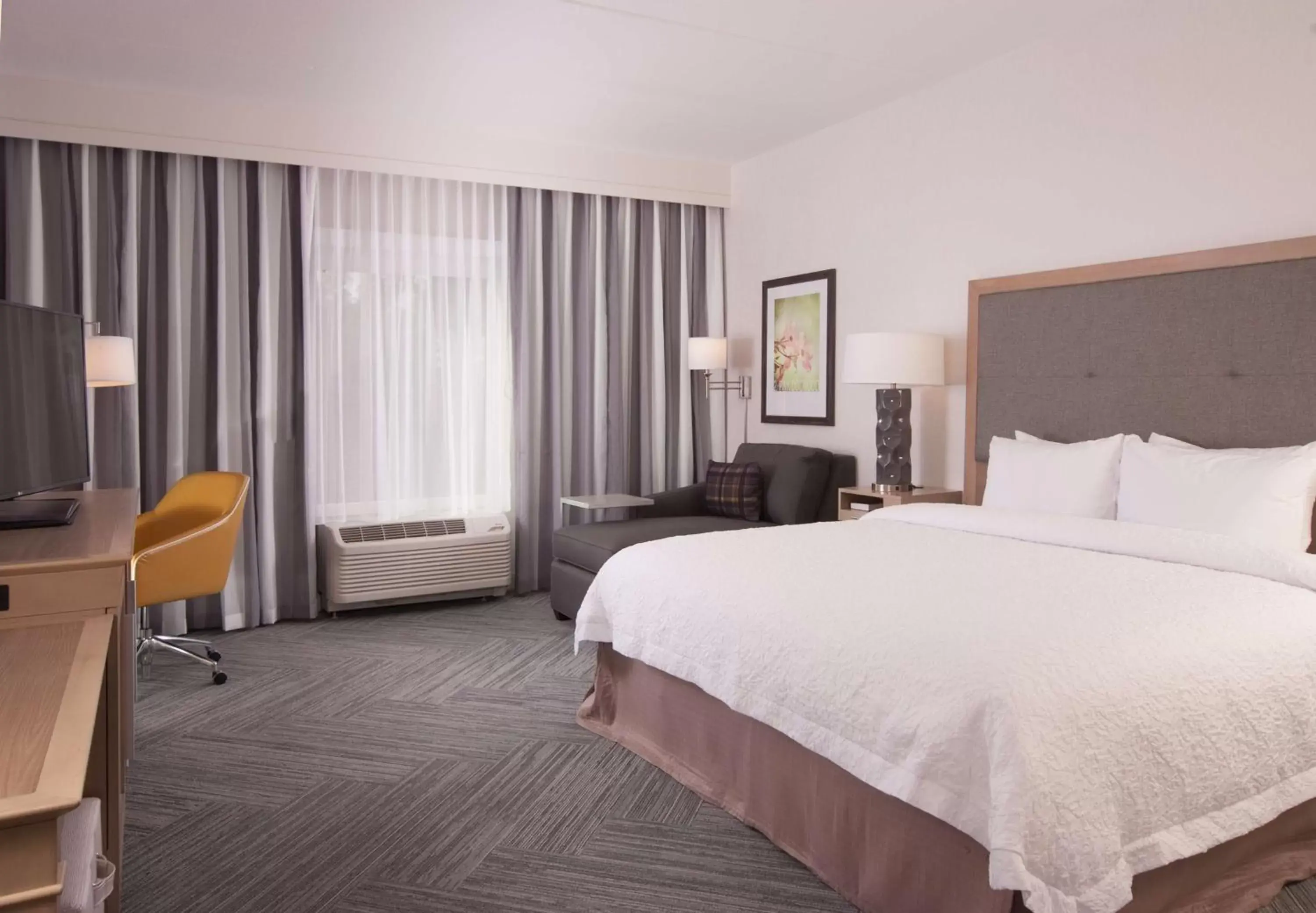 Bed in Hampton Inn & Suites by Hilton Augusta-Washington Rd