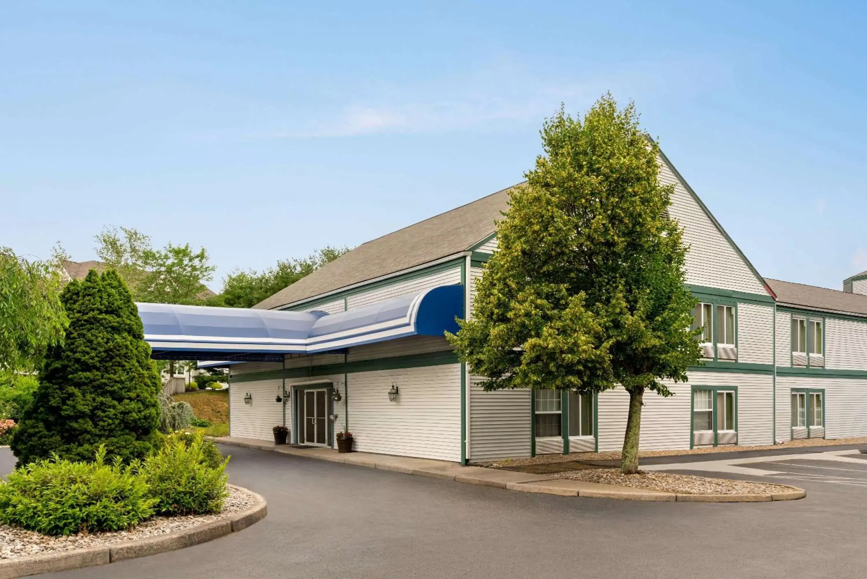 Property building in Baymont by Wyndham North Dartmouth Fall River Property building in Baymont by Wyndham North Dartmouth Fall River