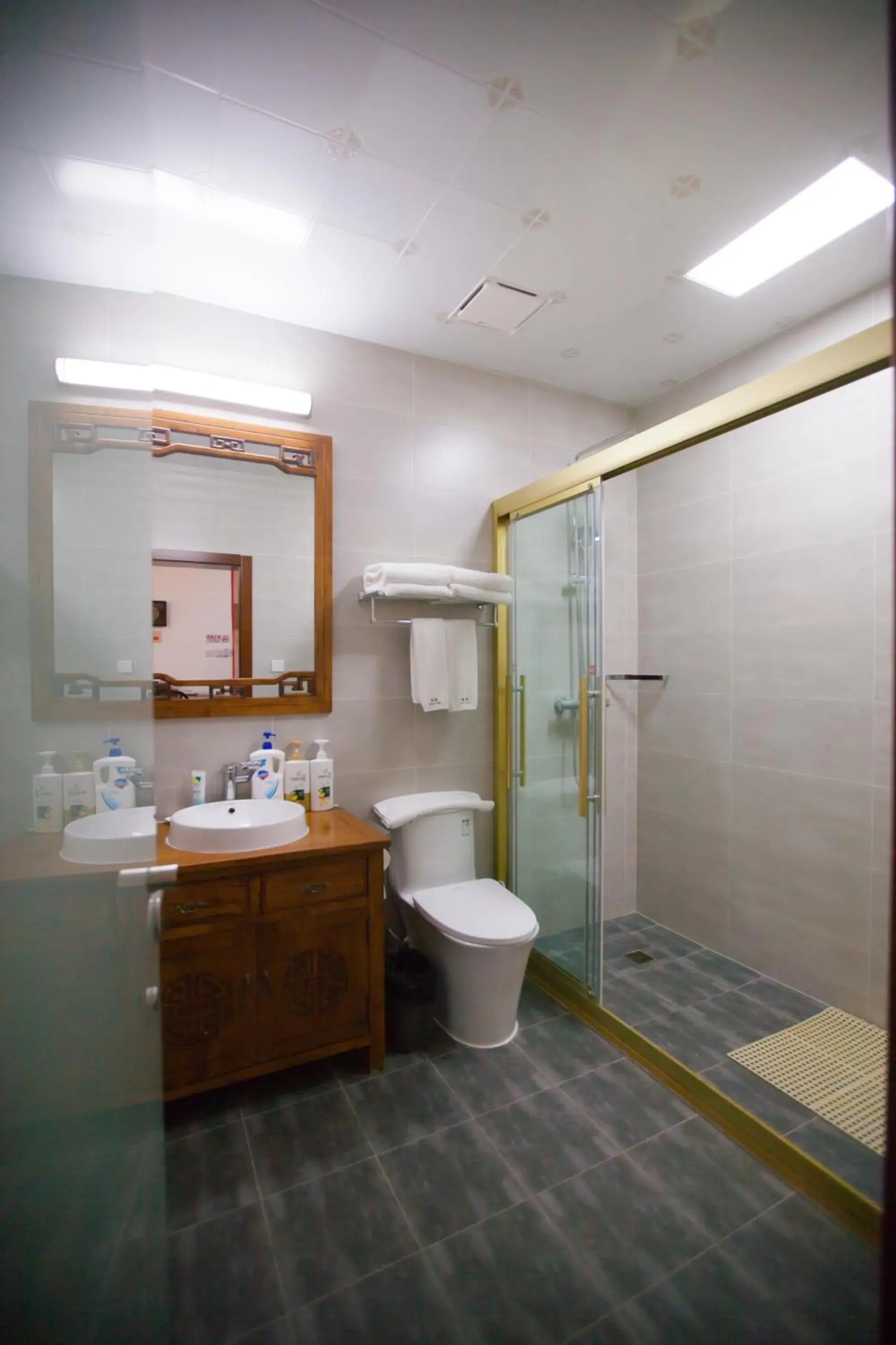 Bathroom in Beijing Jingyuan Courtyard Hotel