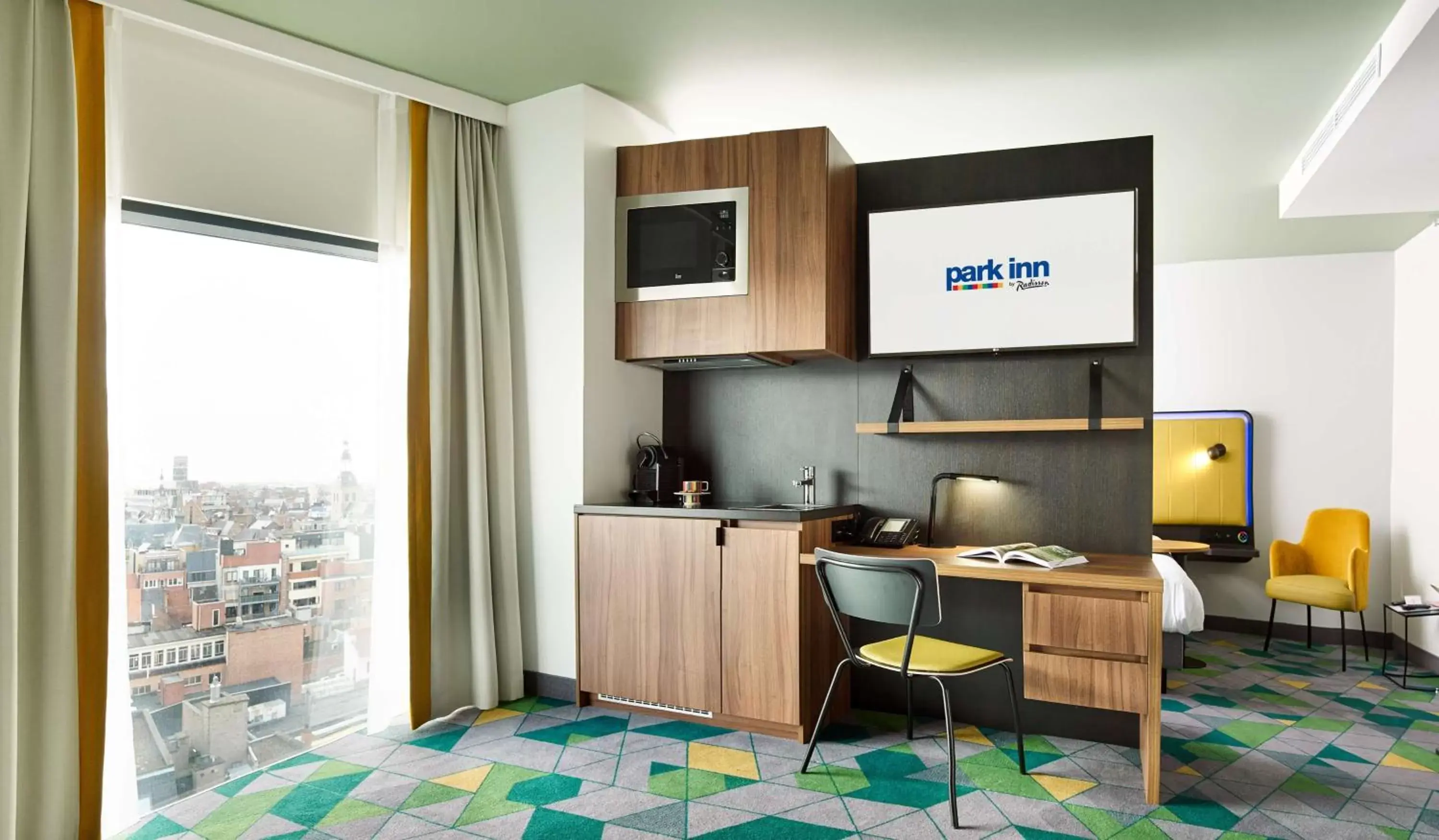 Photo of the whole room, Kitchen/Kitchenette in Park Inn By Radisson Hasselt