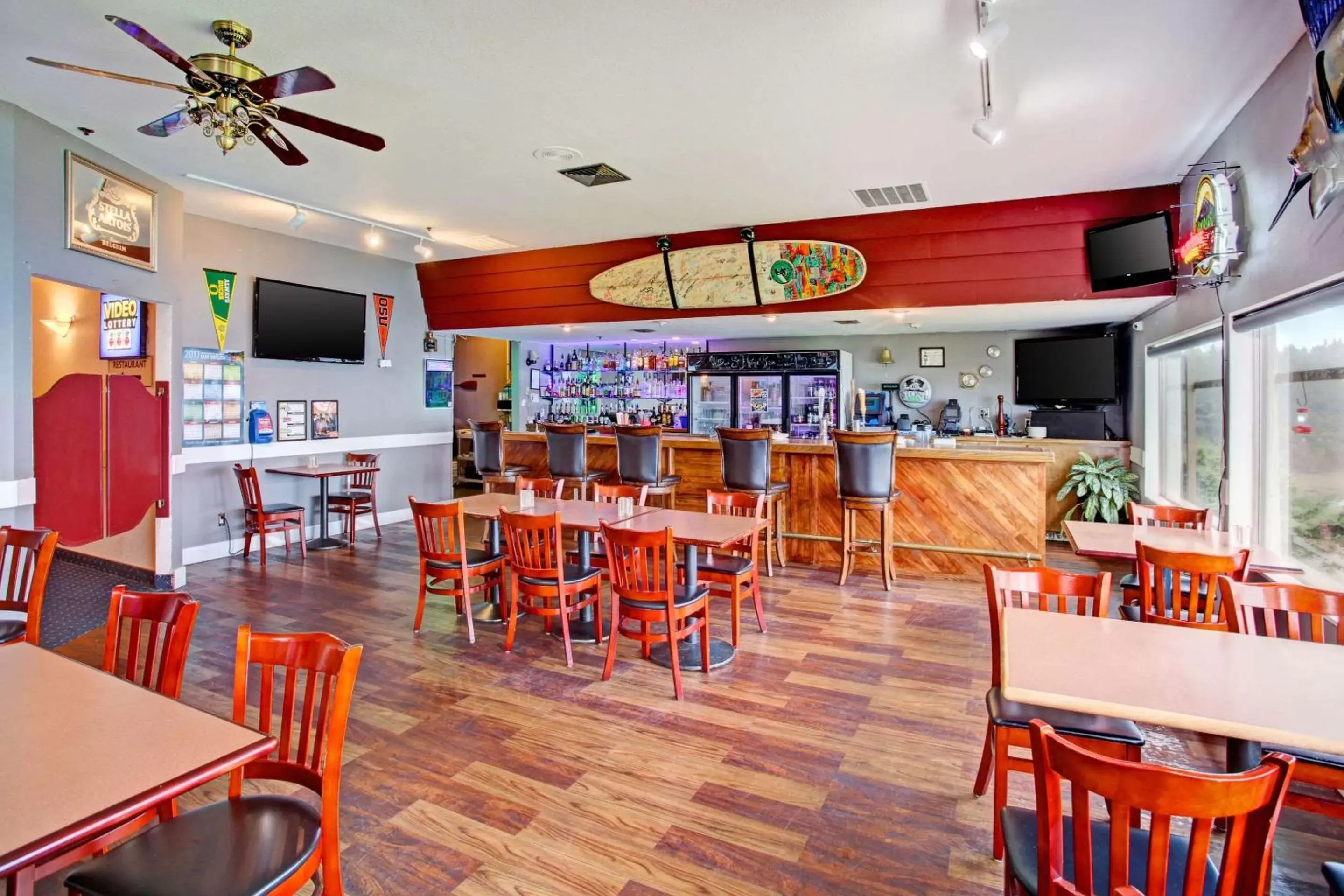 Restaurant/Places to Eat in Clarion Inn Surfrider Resort