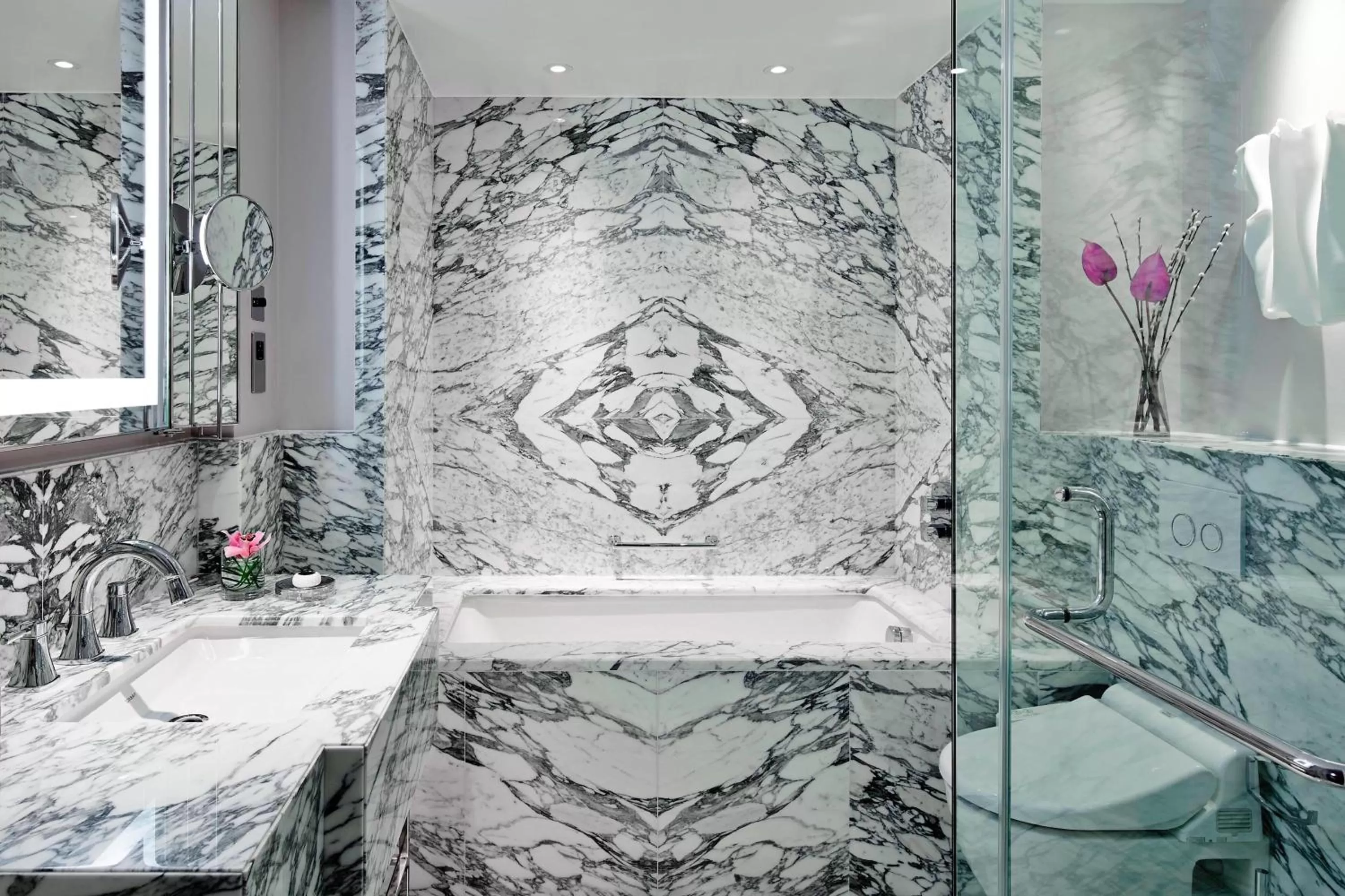 Bathroom in London Marriott Hotel Park Lane