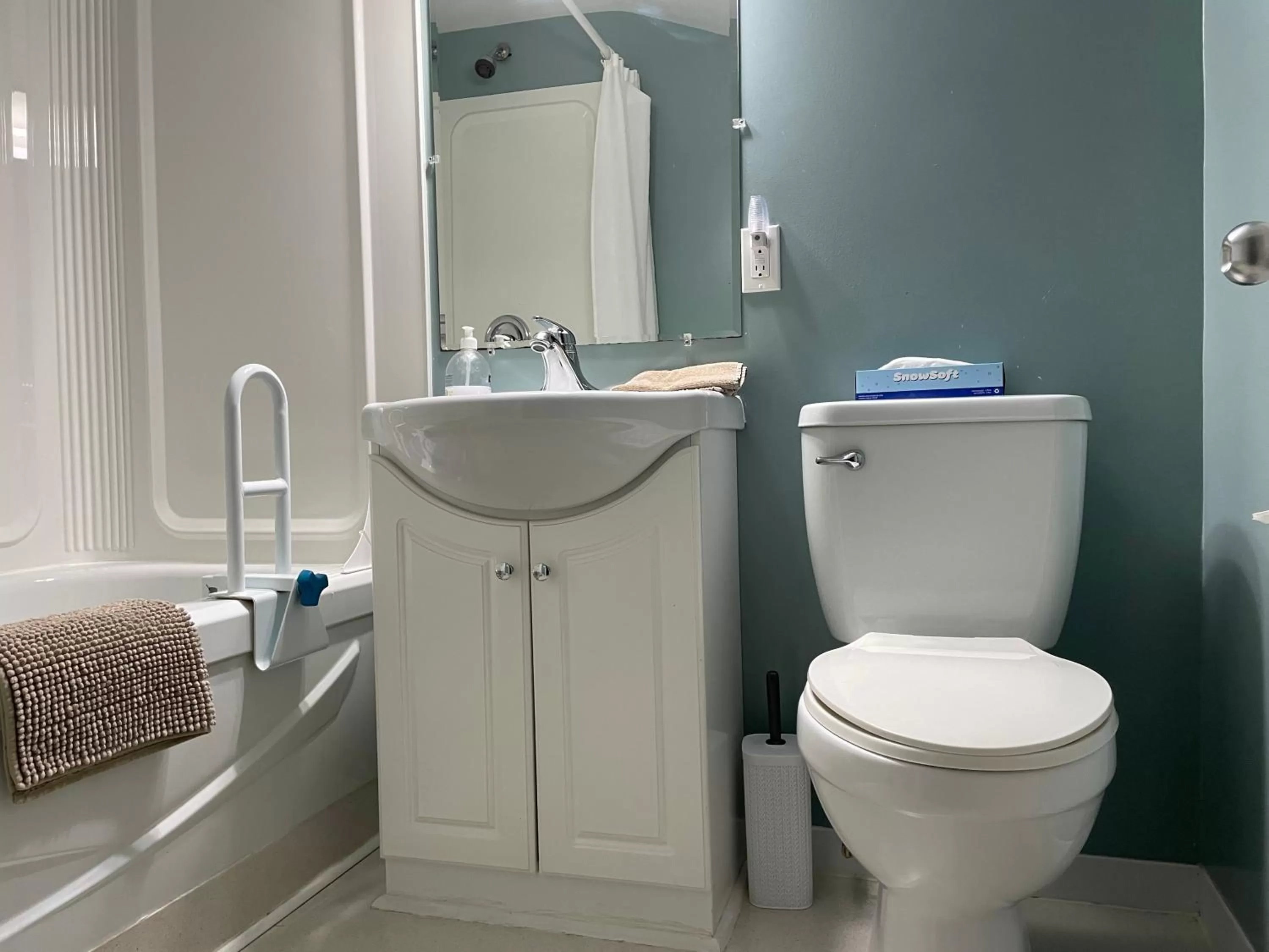 Bathroom in Rivers End Motel