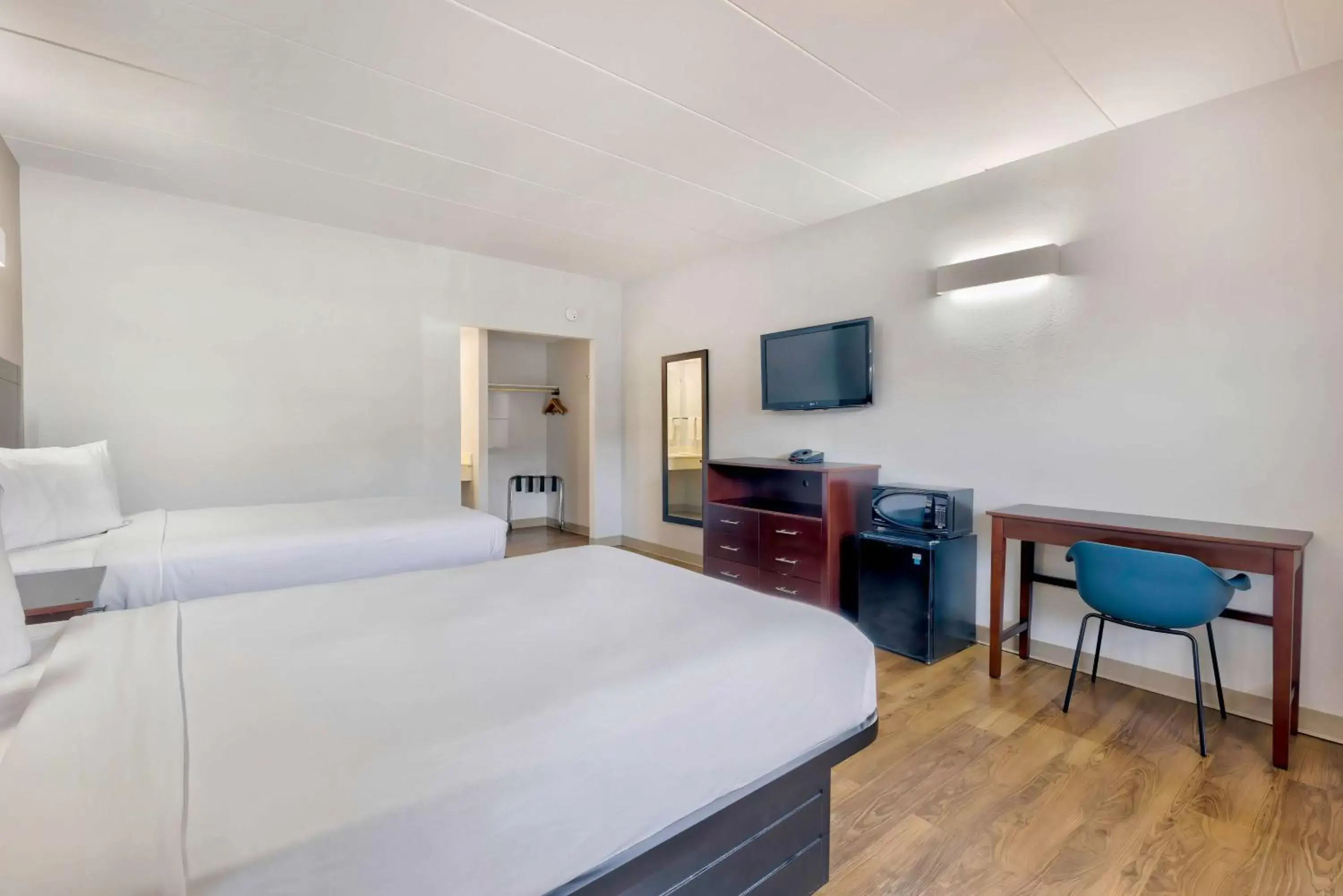 Bedroom in Motel 6-Falls Church, VA - Arlington Boulevard
