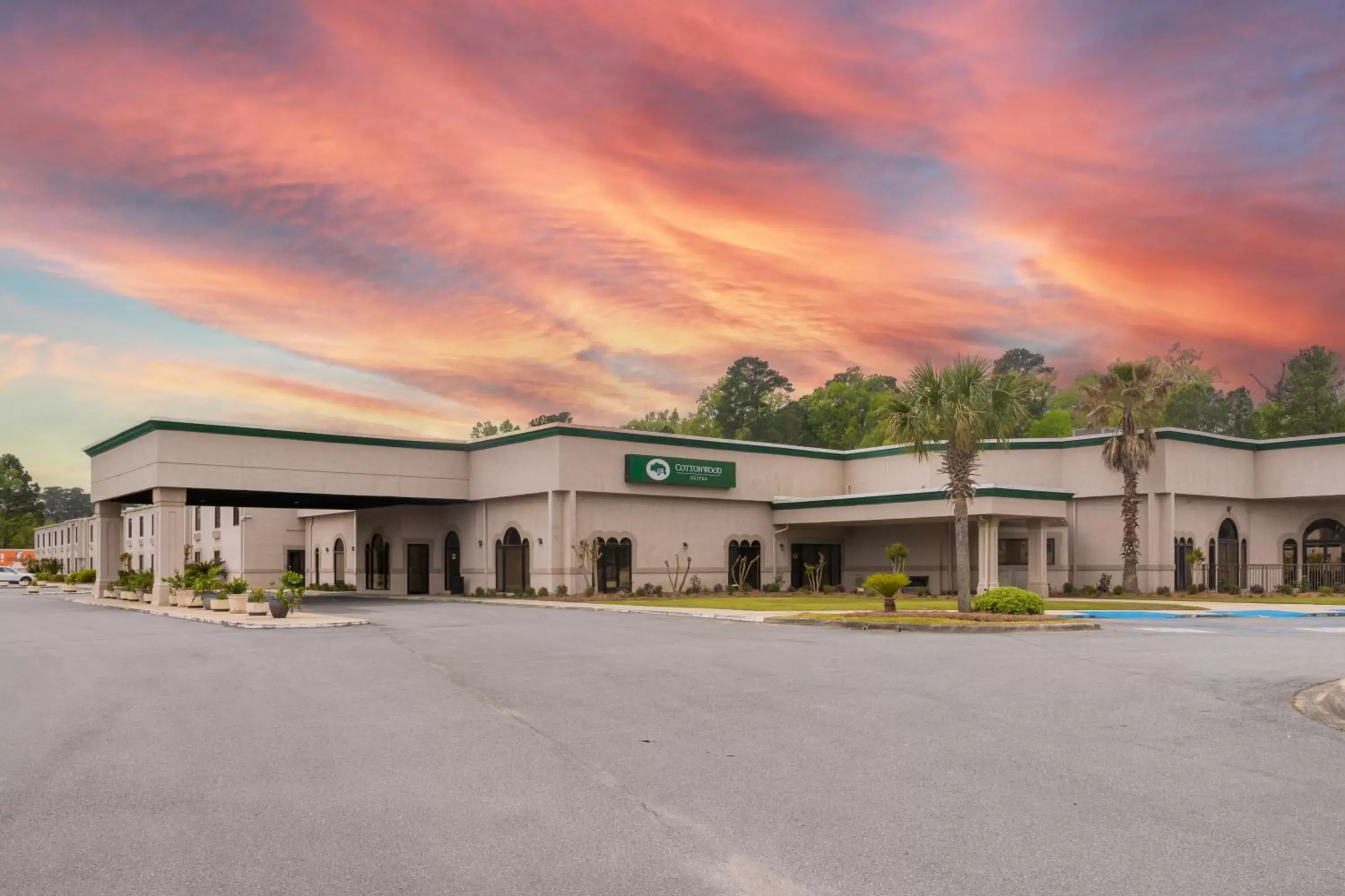 Property Building in Cottonwood Suites Savannah Hotel & Conference Center