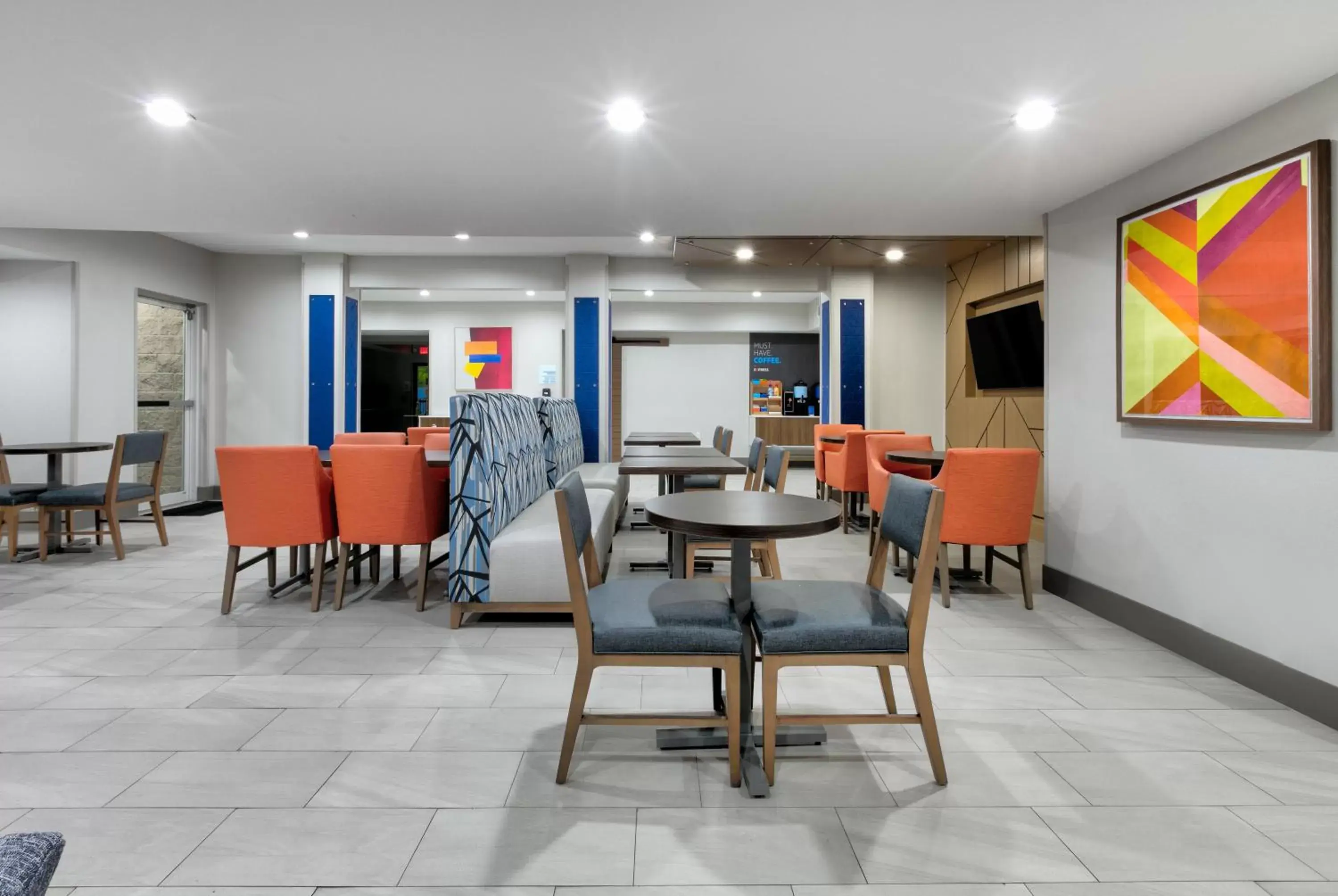 Seating area, Restaurant/Places to Eat in Holiday Inn Express & Suites - Dallas Park Central Northeast, an IHG Hotel