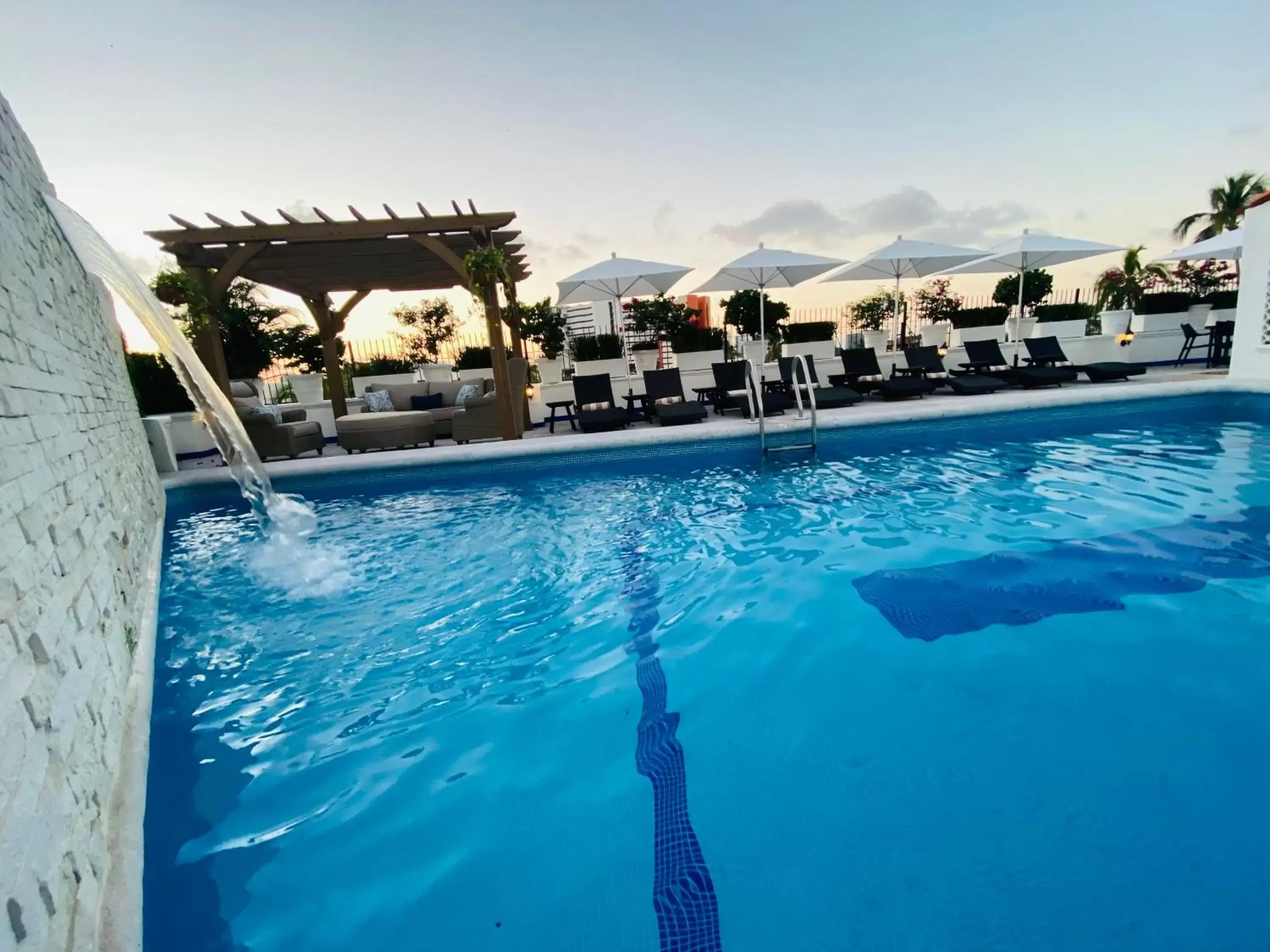 Solarium, Swimming Pool in Hotel Suites Mar Elena