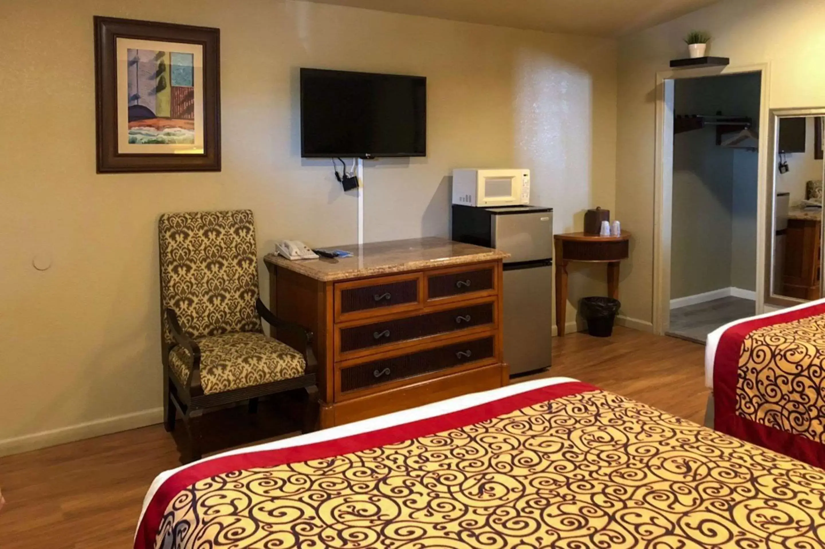 Photo of the whole room, TV/Entertainment Center in Rodeway Inn Flagstaff East Route 66 Photo of the whole room, TV/Entertainment Center in Rodeway Inn Flagstaff East Route 66